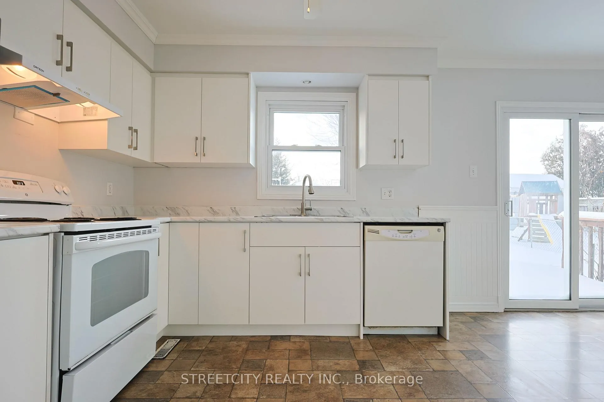 Photo 14 of 224 Martinet Avenue, London, East I — HOMEH