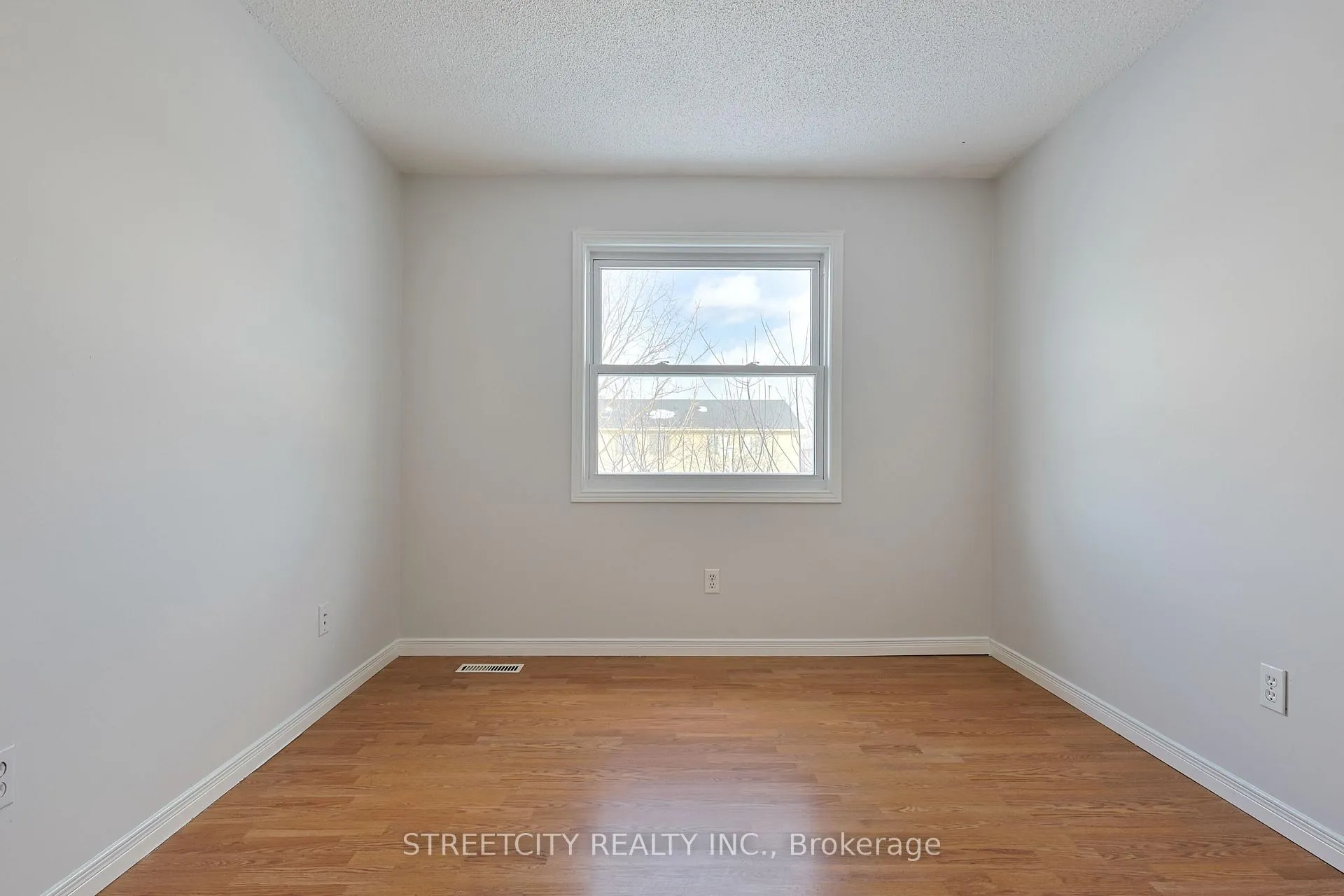 Photo 20 of 224 Martinet Avenue, London, East I — HOMEH