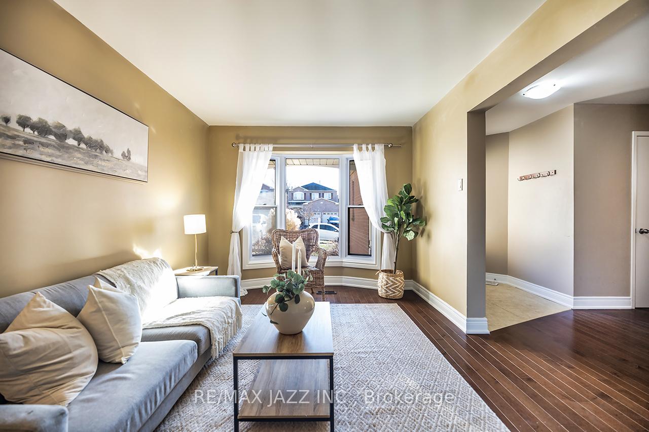 Photo 5 of 32 Parkins Drive, Ajax, Central — HOMEH