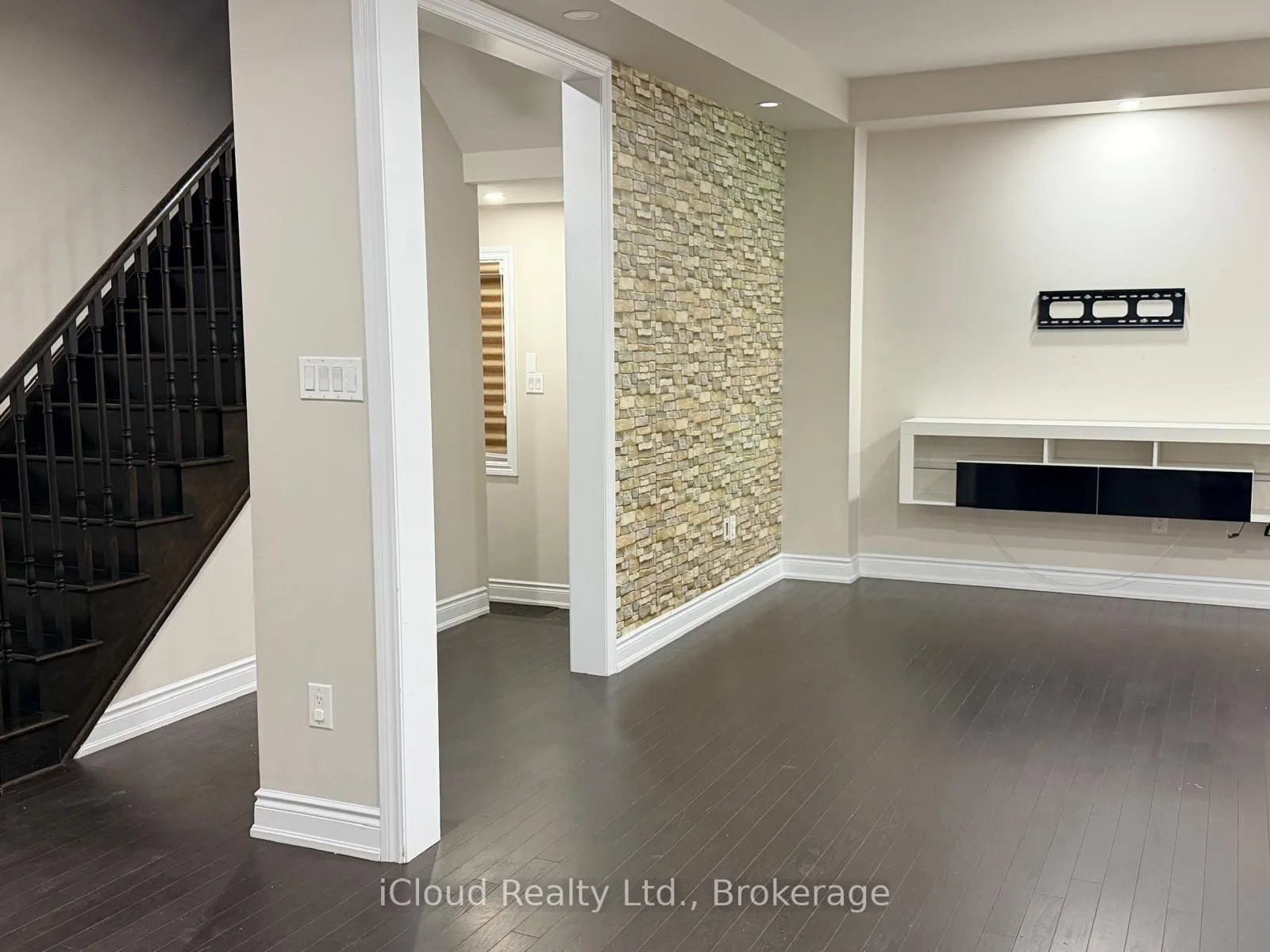 Photo 4 of Unit UPPER, 16 Provost Trail, Brampton, Bram West — HOMEH