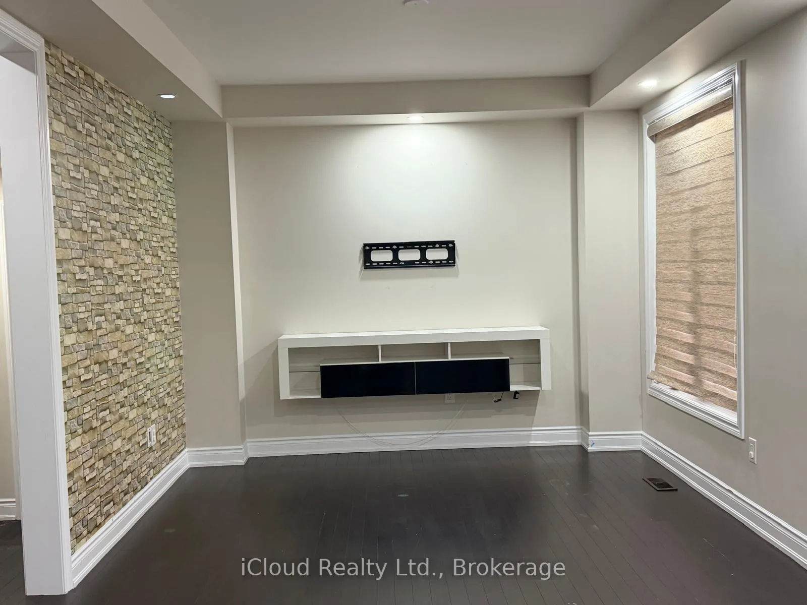 Photo 6 of Unit UPPER, 16 Provost Trail, Brampton, Bram West — HOMEH