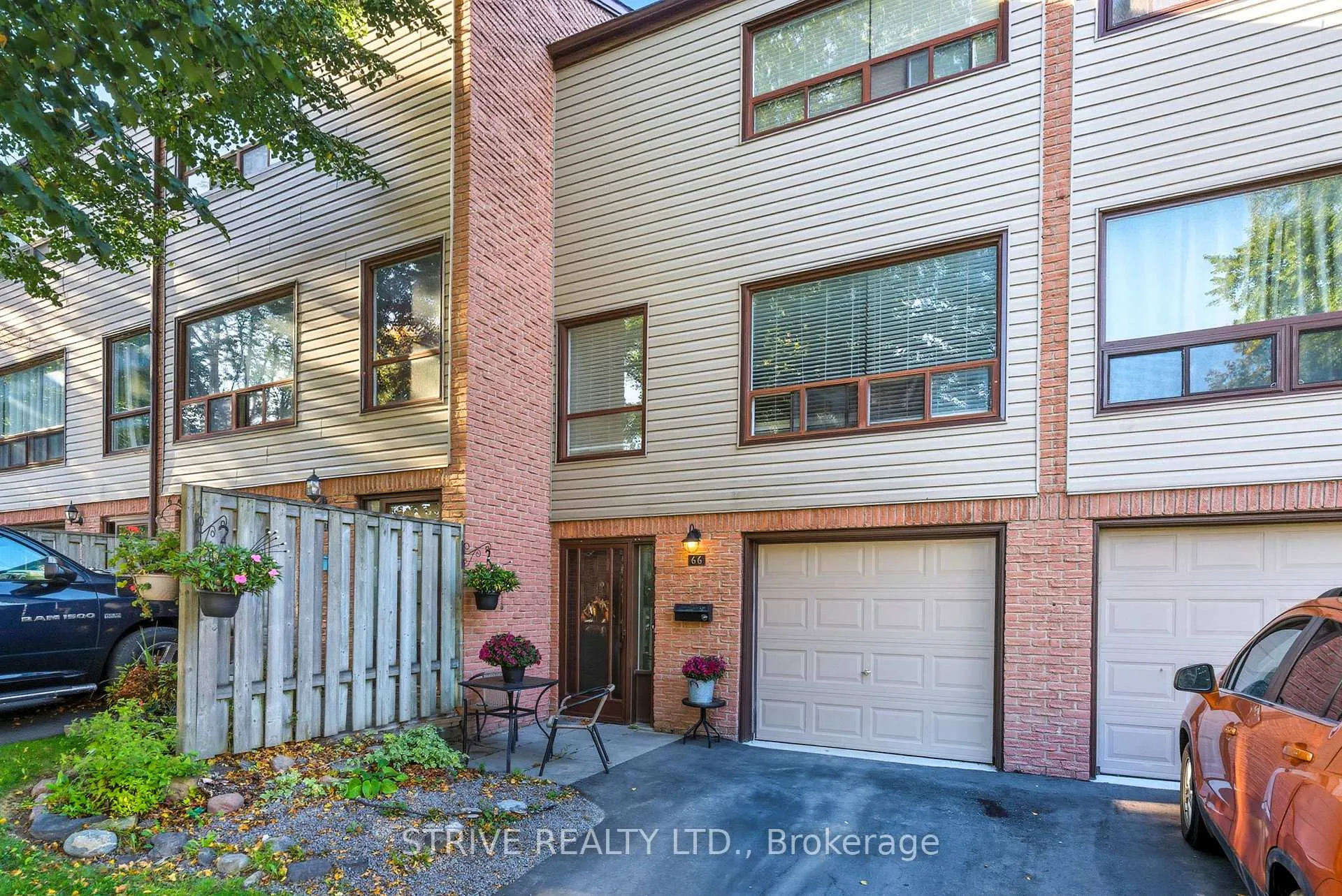 Photo 3 of 66 Park Lane Circle, Clarington, Bowmanville — HOMEH
