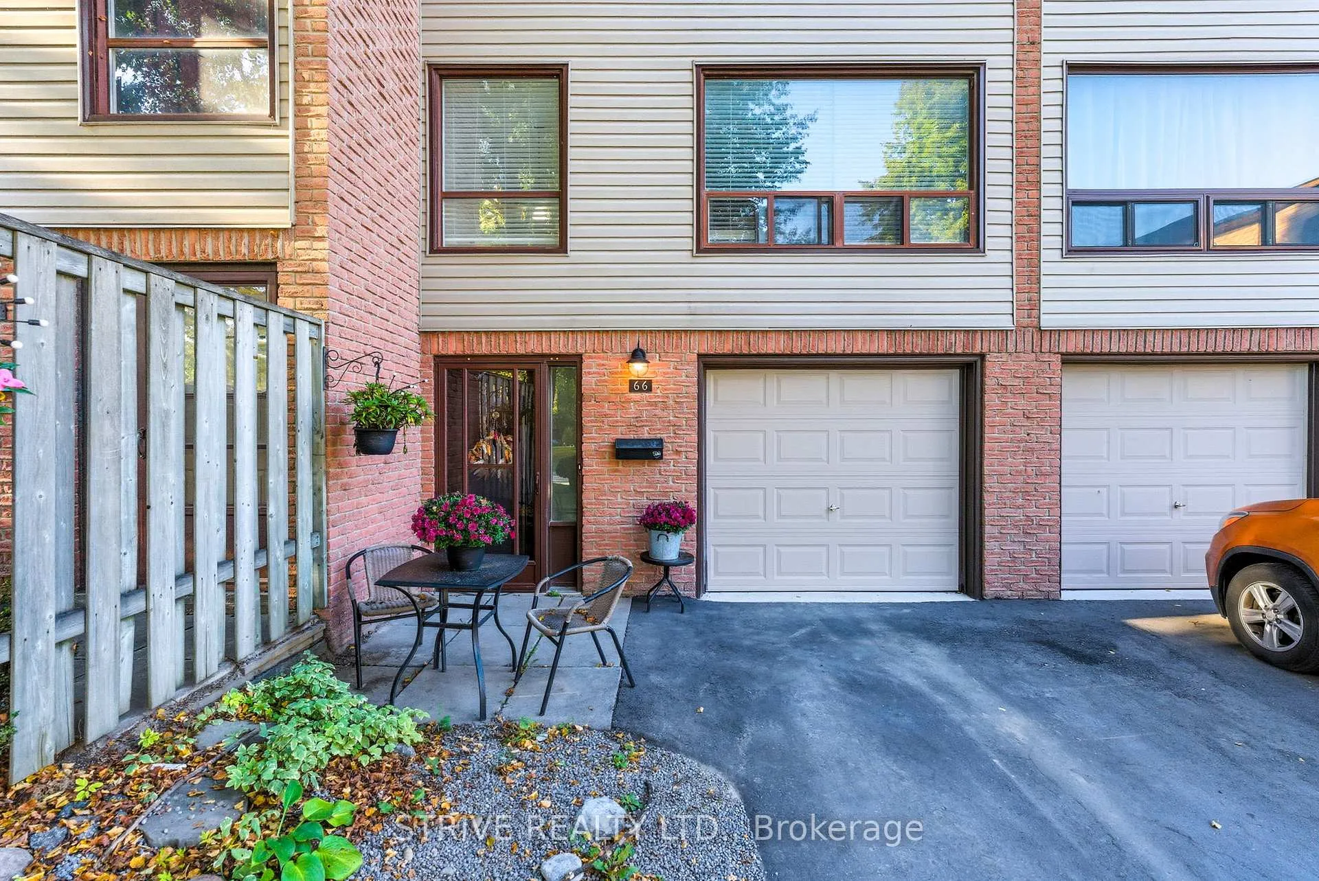 Photo 4 of 66 Park Lane Circle, Clarington, Bowmanville — HOMEH