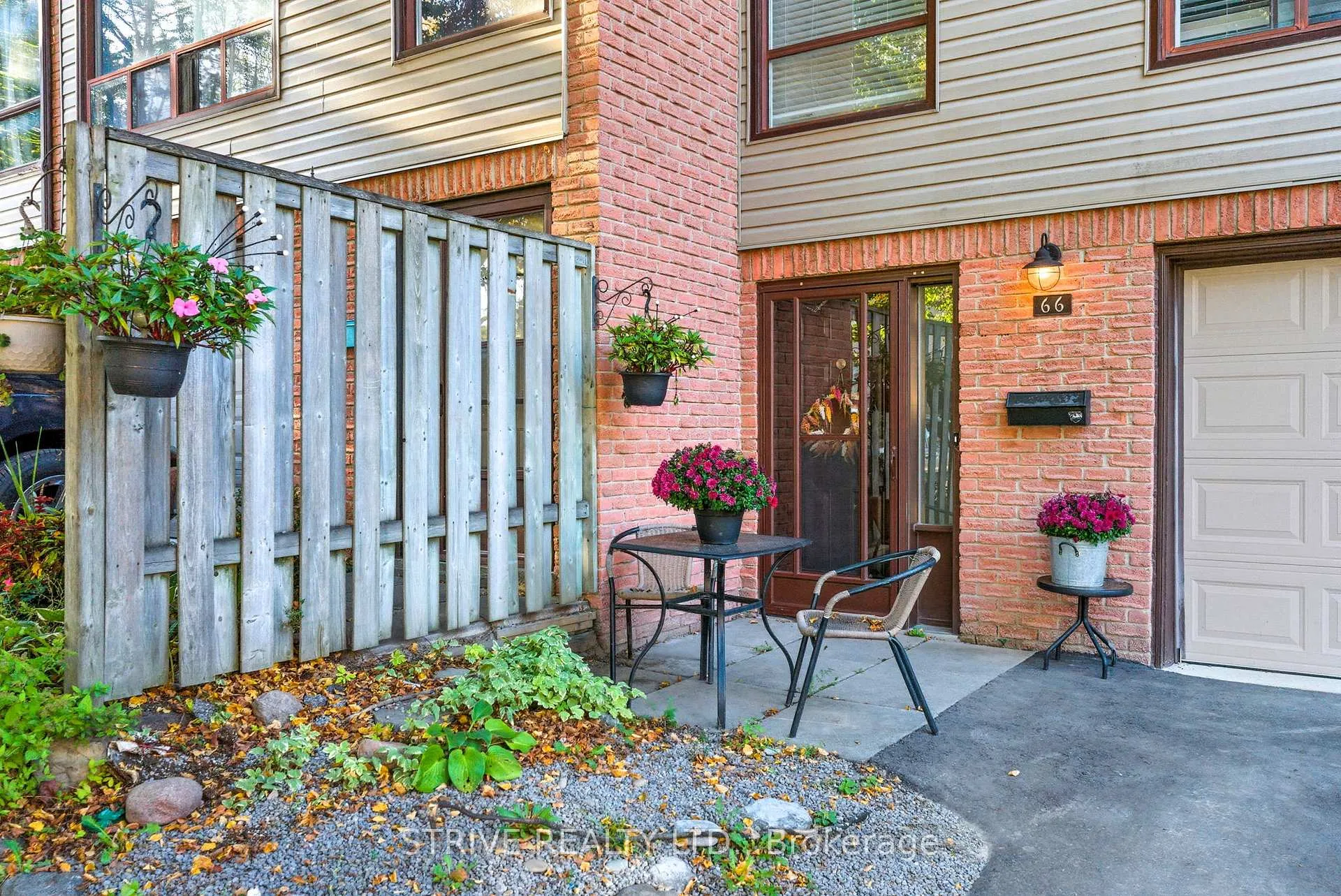 Photo 5 of 66 Park Lane Circle, Clarington, Bowmanville — HOMEH