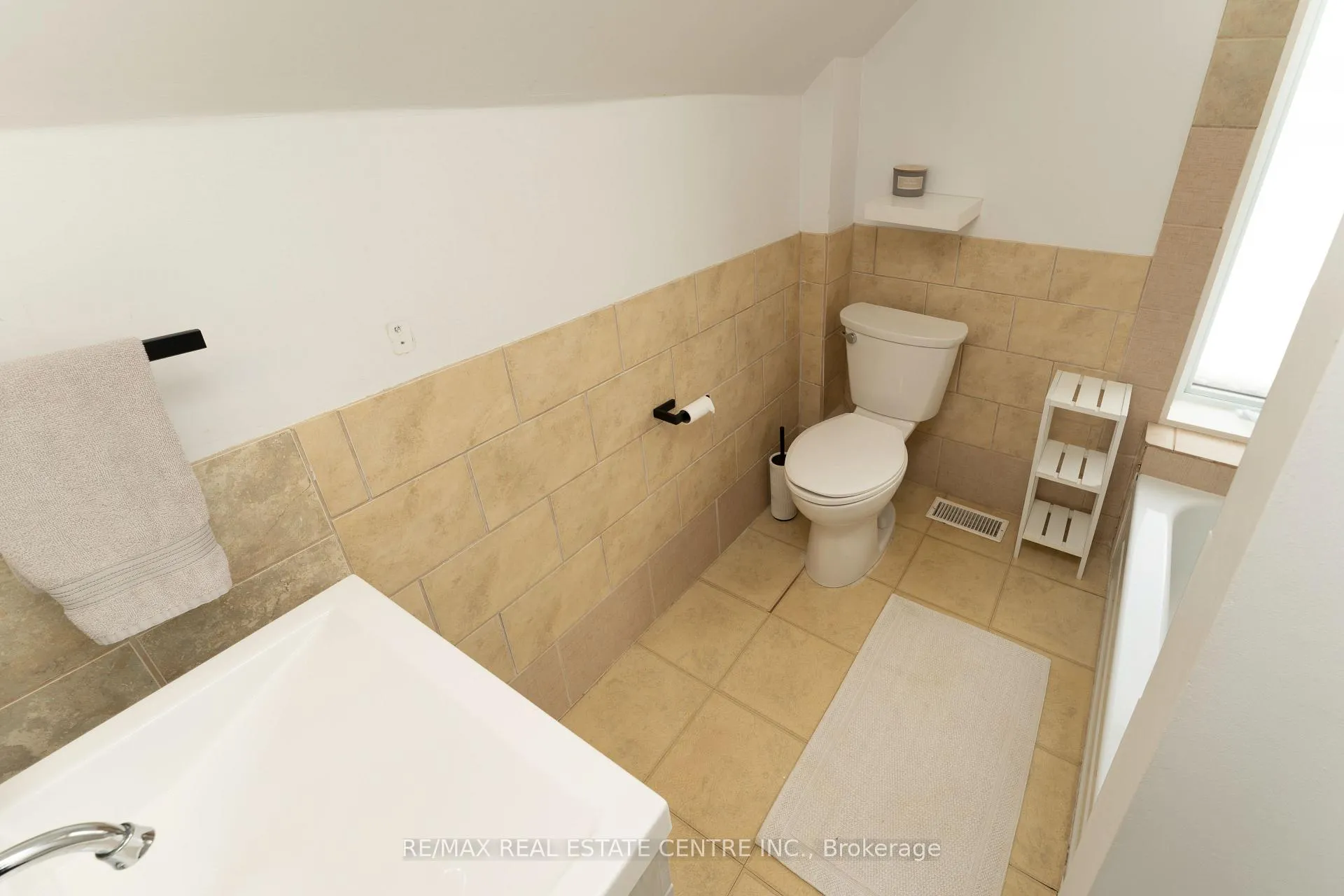 Photo 17 of 125 James Street S, Shelburne — HOMEH