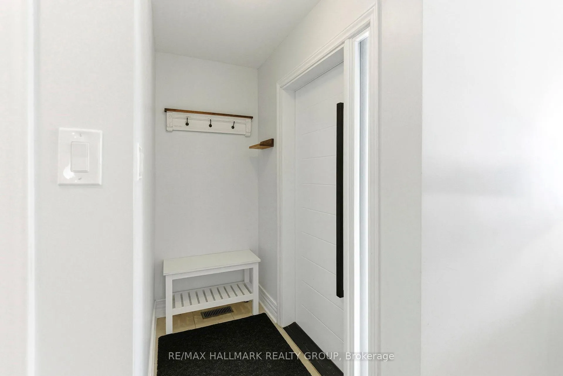 Photo 5 of 907 Innswood Drive, Ottawa, McKellar Heights/Glabar Park — HOMEH