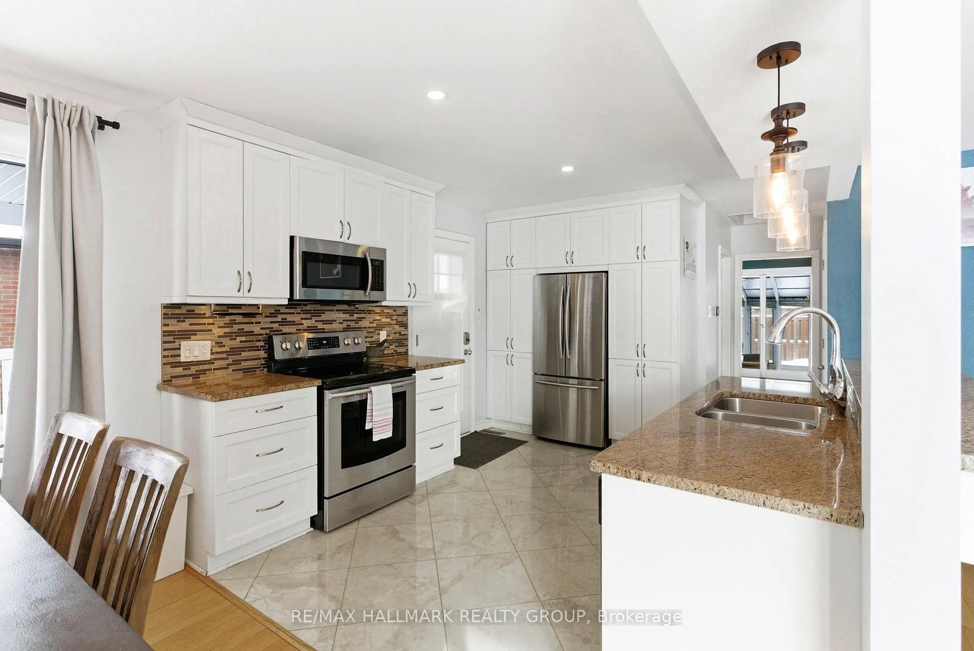 Photo 11 of 907 Innswood Drive, Ottawa, McKellar Heights/Glabar Park — HOMEH