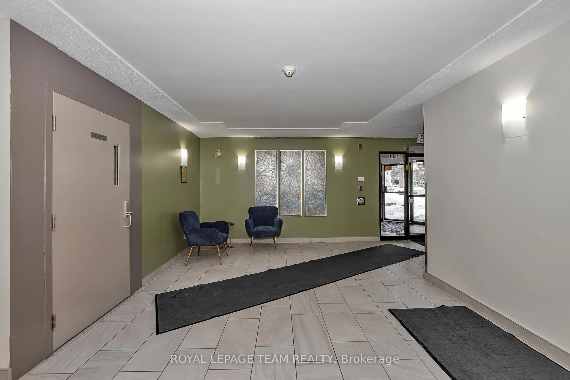 Photo 4 of Unit 200, 260 Brittany Drive, Ottawa, Viscount Alexander Park — HOMEH