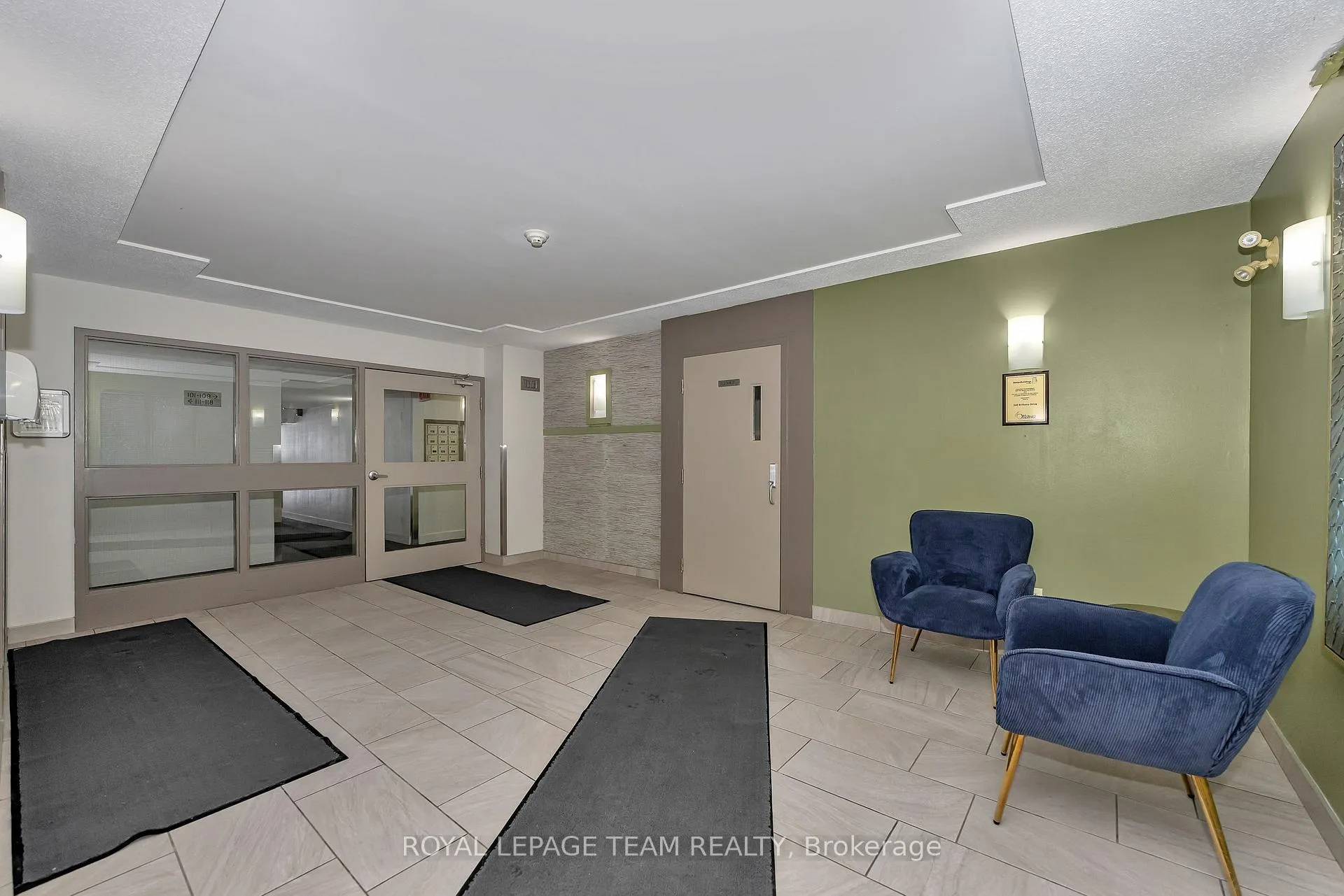 Photo 5 of Unit 200, 260 Brittany Drive, Ottawa, Viscount Alexander Park — HOMEH