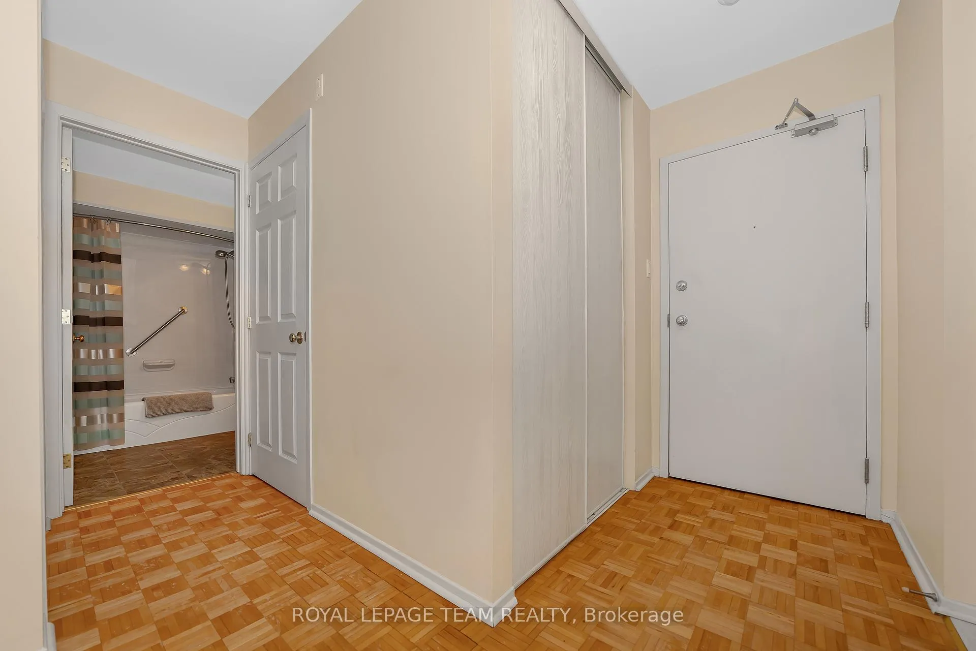 Photo 7 of Unit 200, 260 Brittany Drive, Ottawa, Viscount Alexander Park — HOMEH