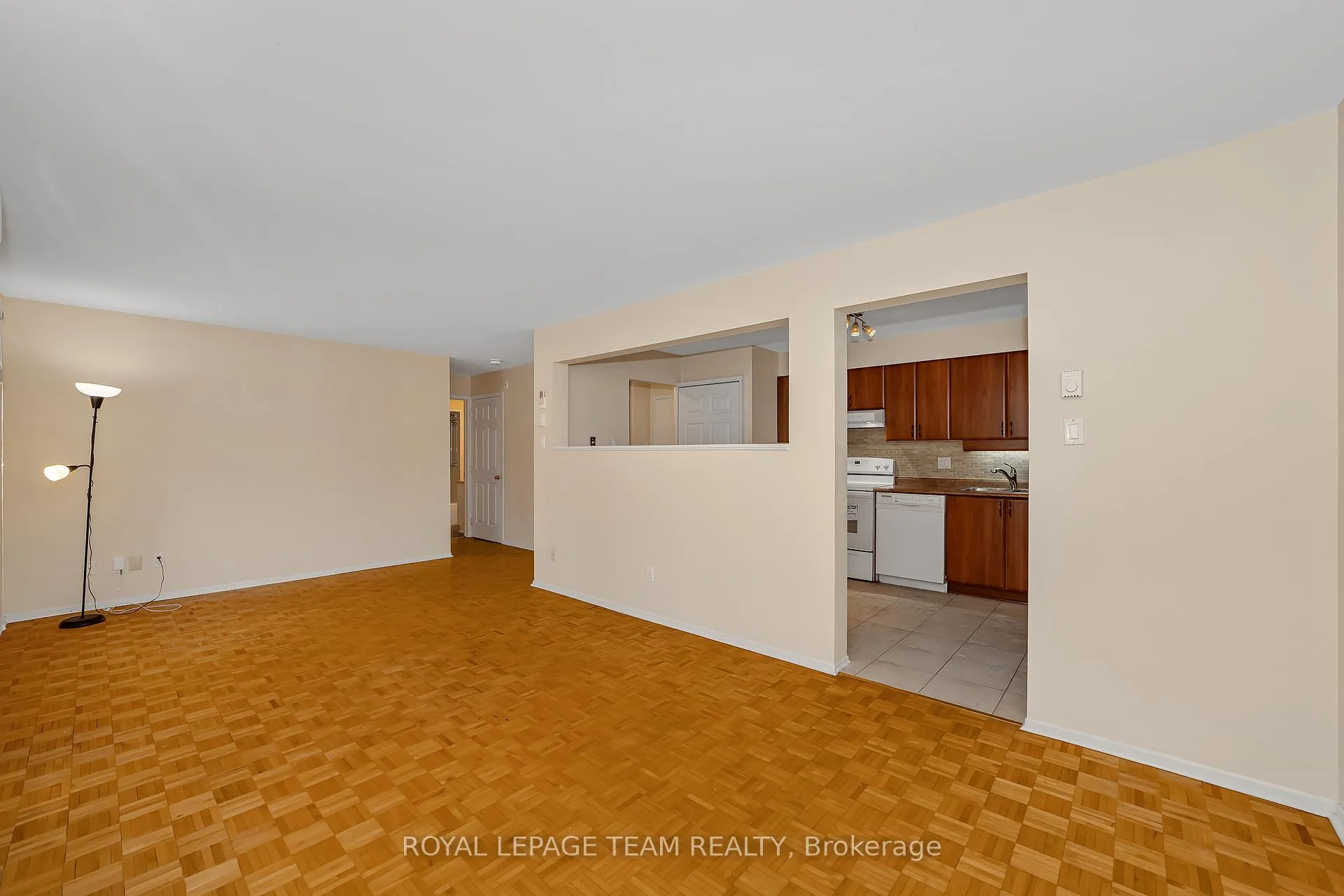 Photo 10 of Unit 200, 260 Brittany Drive, Ottawa, Viscount Alexander Park — HOMEH