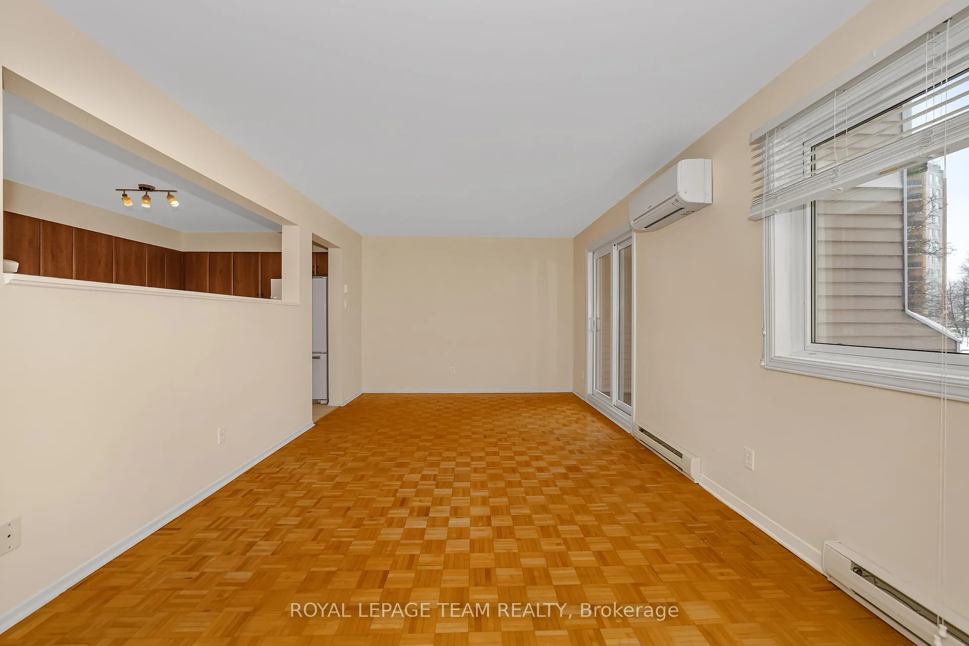 Photo 11 of Unit 200, 260 Brittany Drive, Ottawa, Viscount Alexander Park — HOMEH