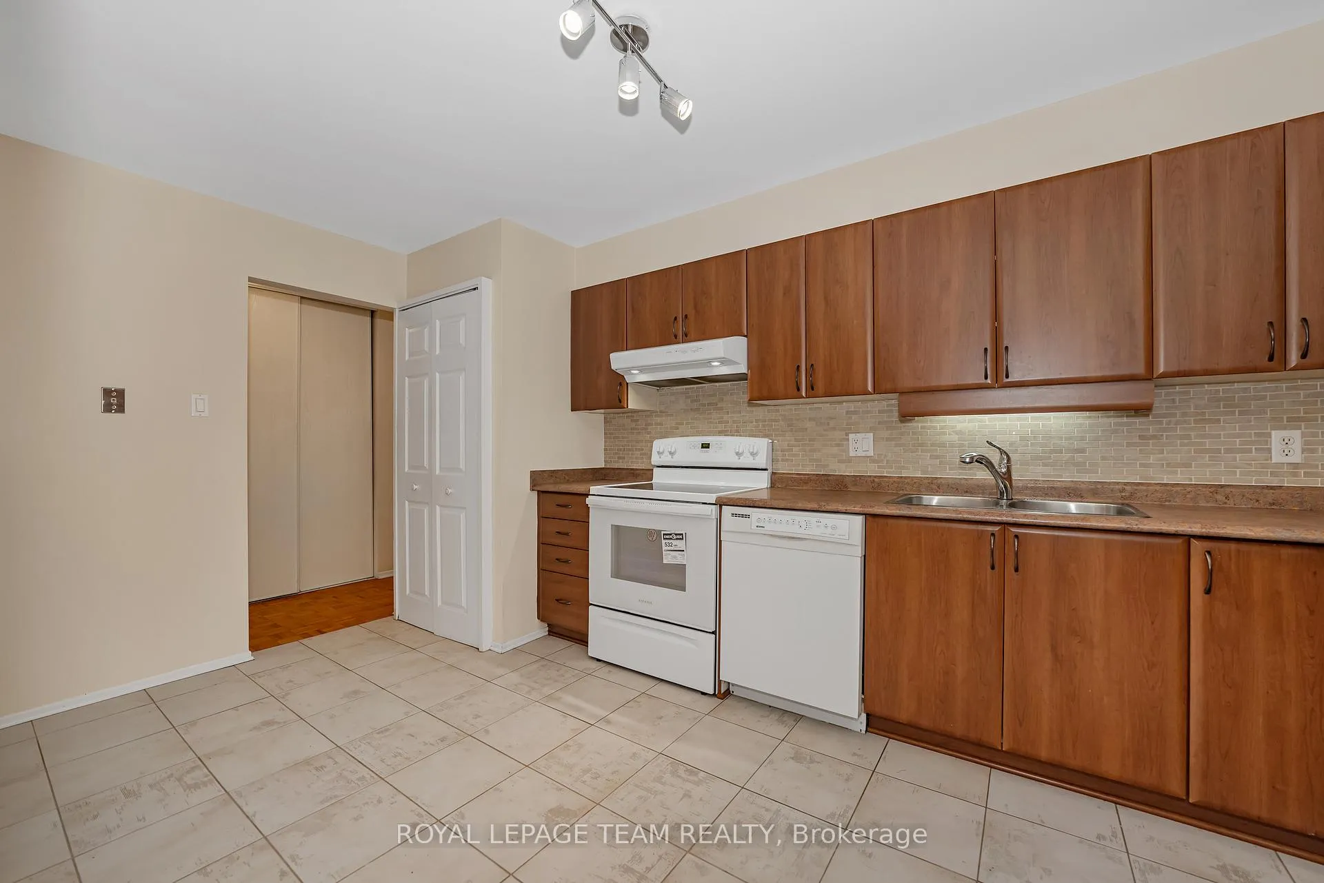 Photo 14 of Unit 200, 260 Brittany Drive, Ottawa, Viscount Alexander Park — HOMEH