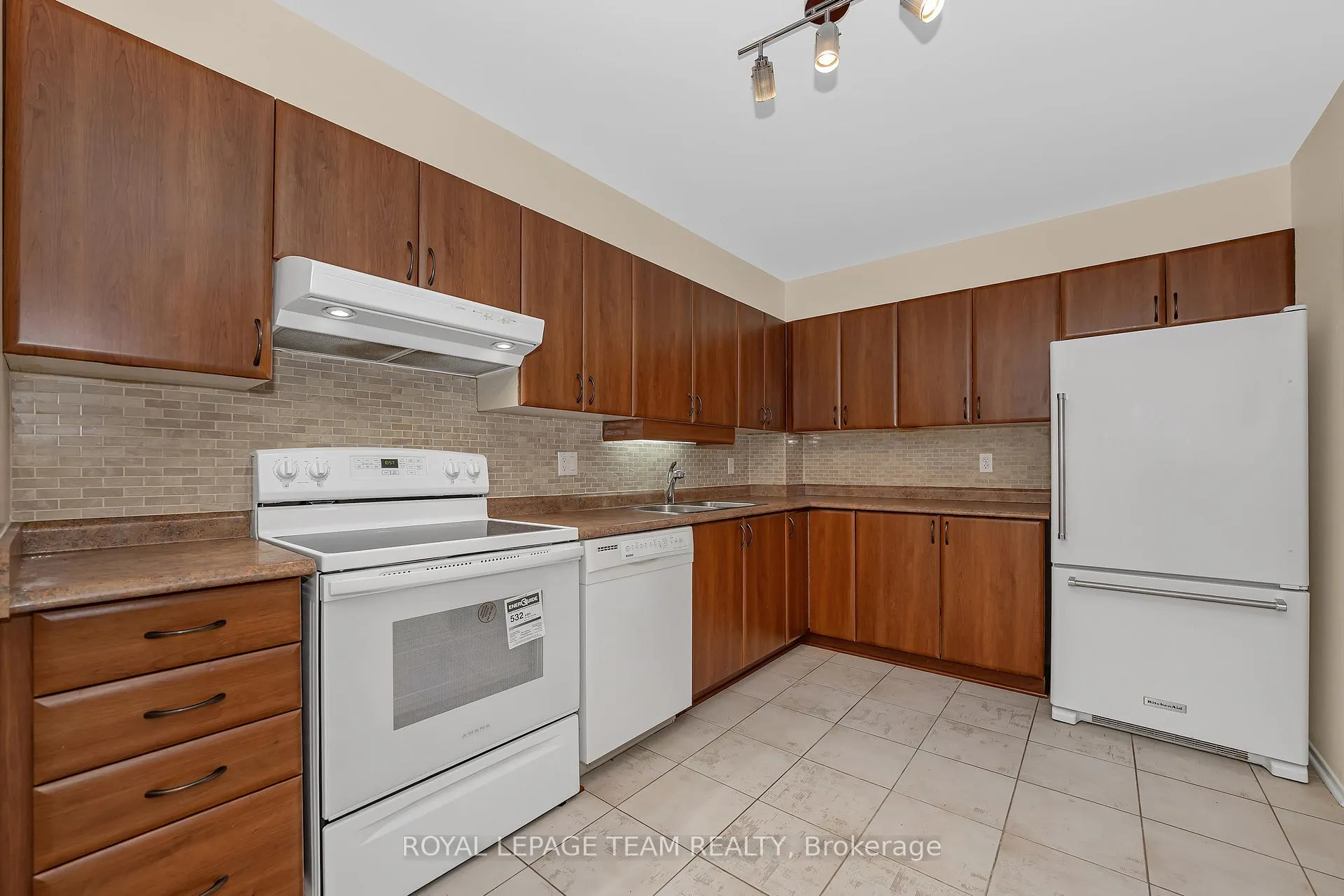 Photo 15 of Unit 200, 260 Brittany Drive, Ottawa, Viscount Alexander Park — HOMEH