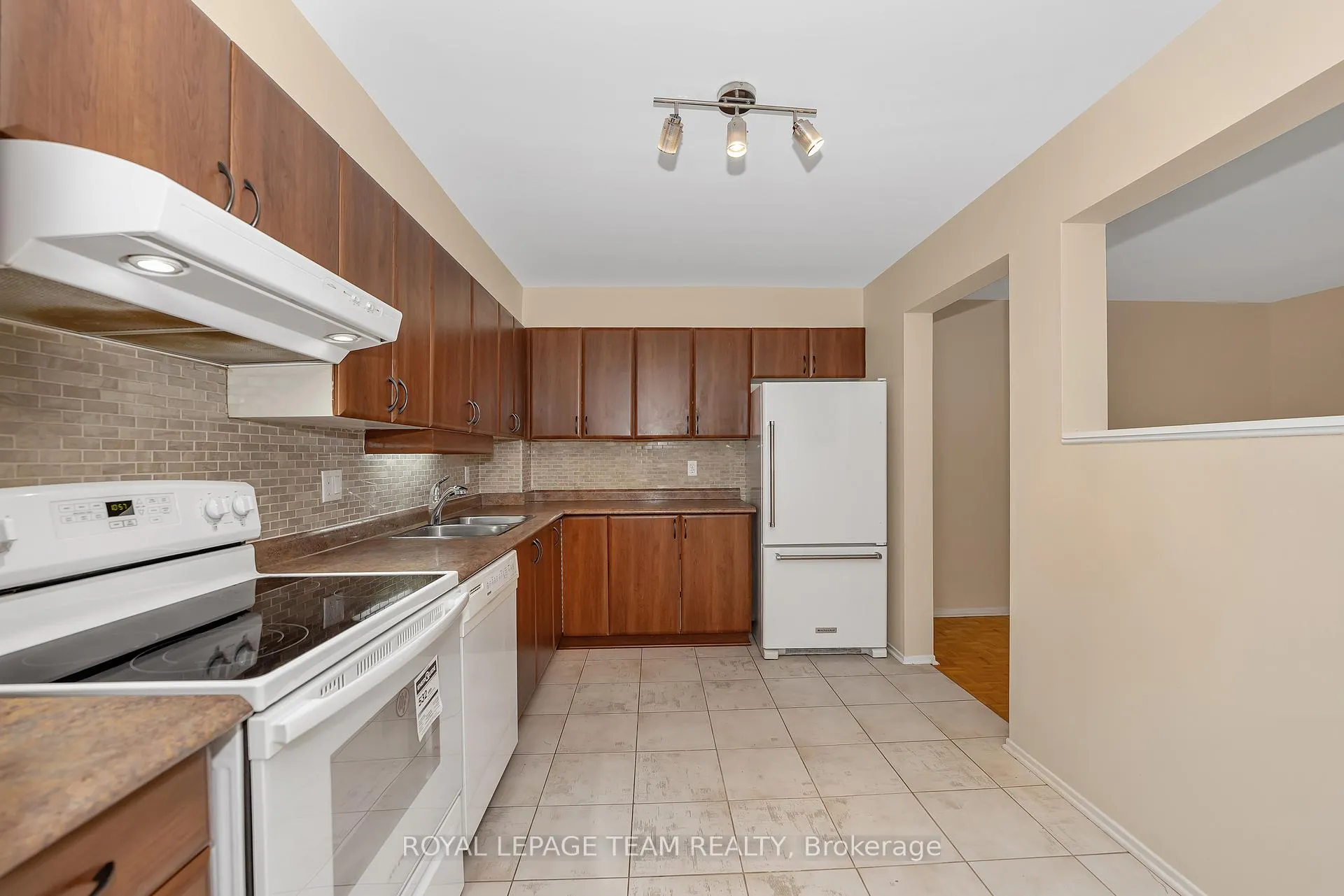Photo 16 of Unit 200, 260 Brittany Drive, Ottawa, Viscount Alexander Park — HOMEH