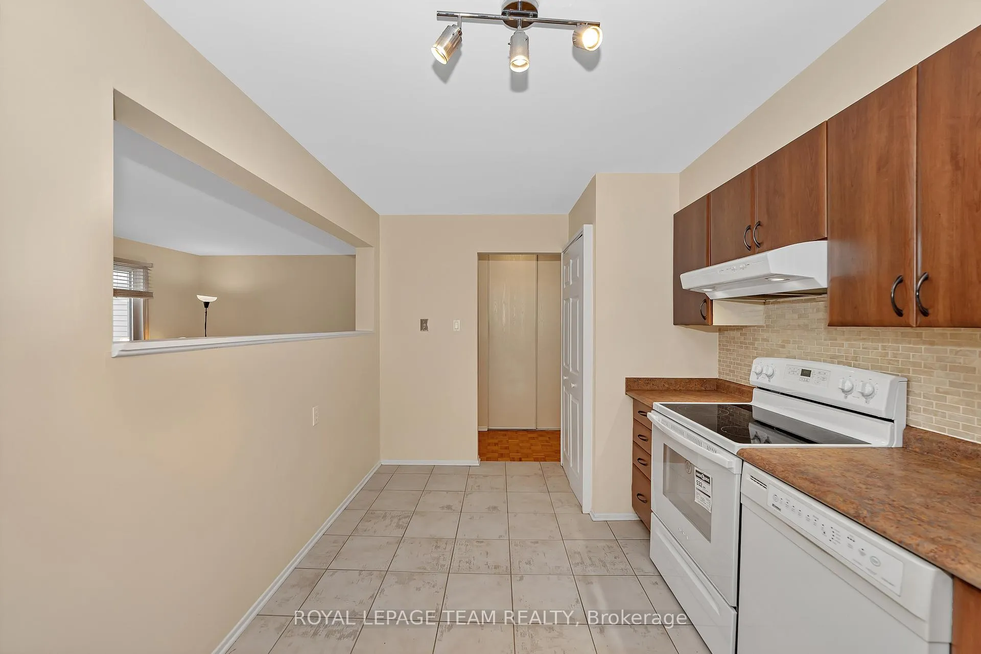 Photo 17 of Unit 200, 260 Brittany Drive, Ottawa, Viscount Alexander Park — HOMEH