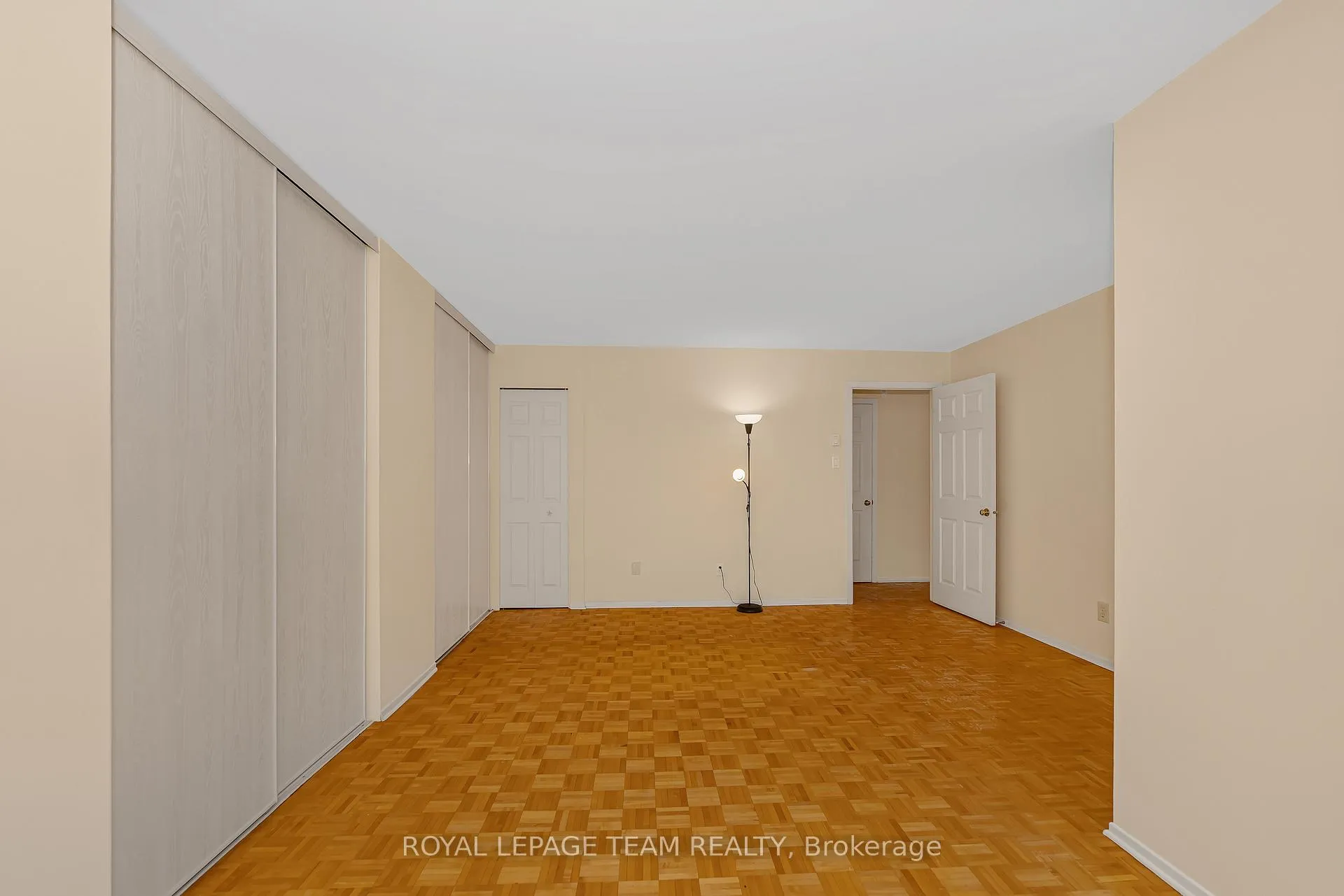 Photo 21 of Unit 200, 260 Brittany Drive, Ottawa, Viscount Alexander Park — HOMEH
