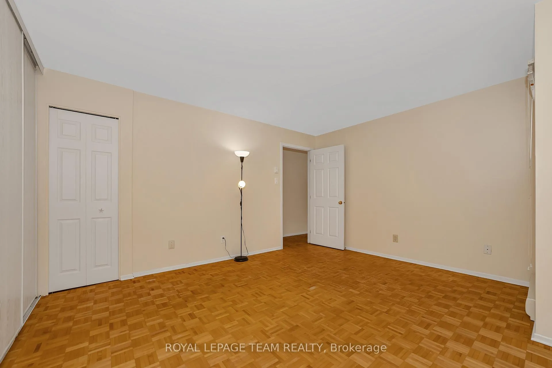 Photo 22 of Unit 200, 260 Brittany Drive, Ottawa, Viscount Alexander Park — HOMEH
