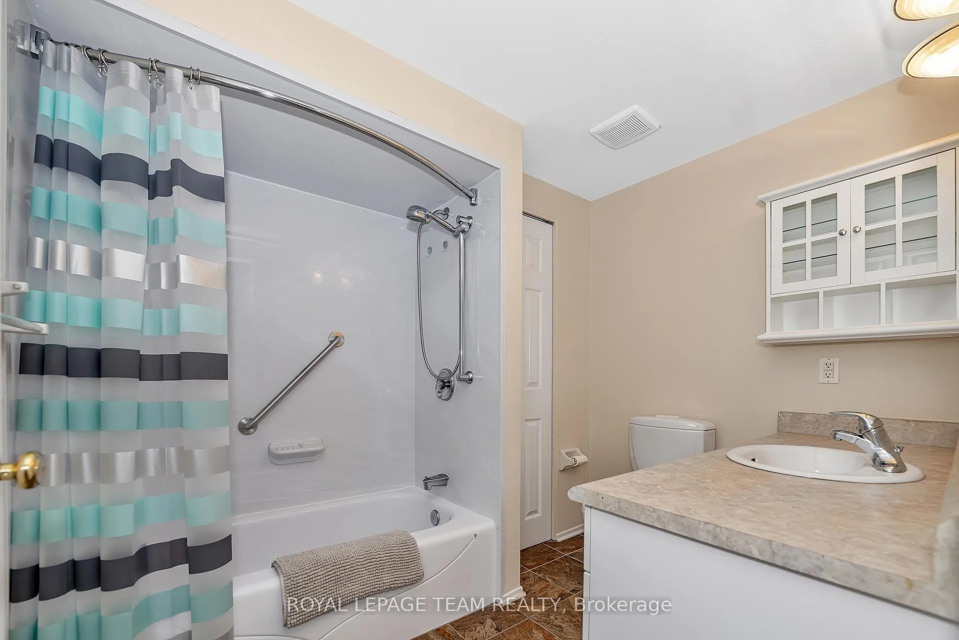 Photo 24 of Unit 200, 260 Brittany Drive, Ottawa, Viscount Alexander Park — HOMEH