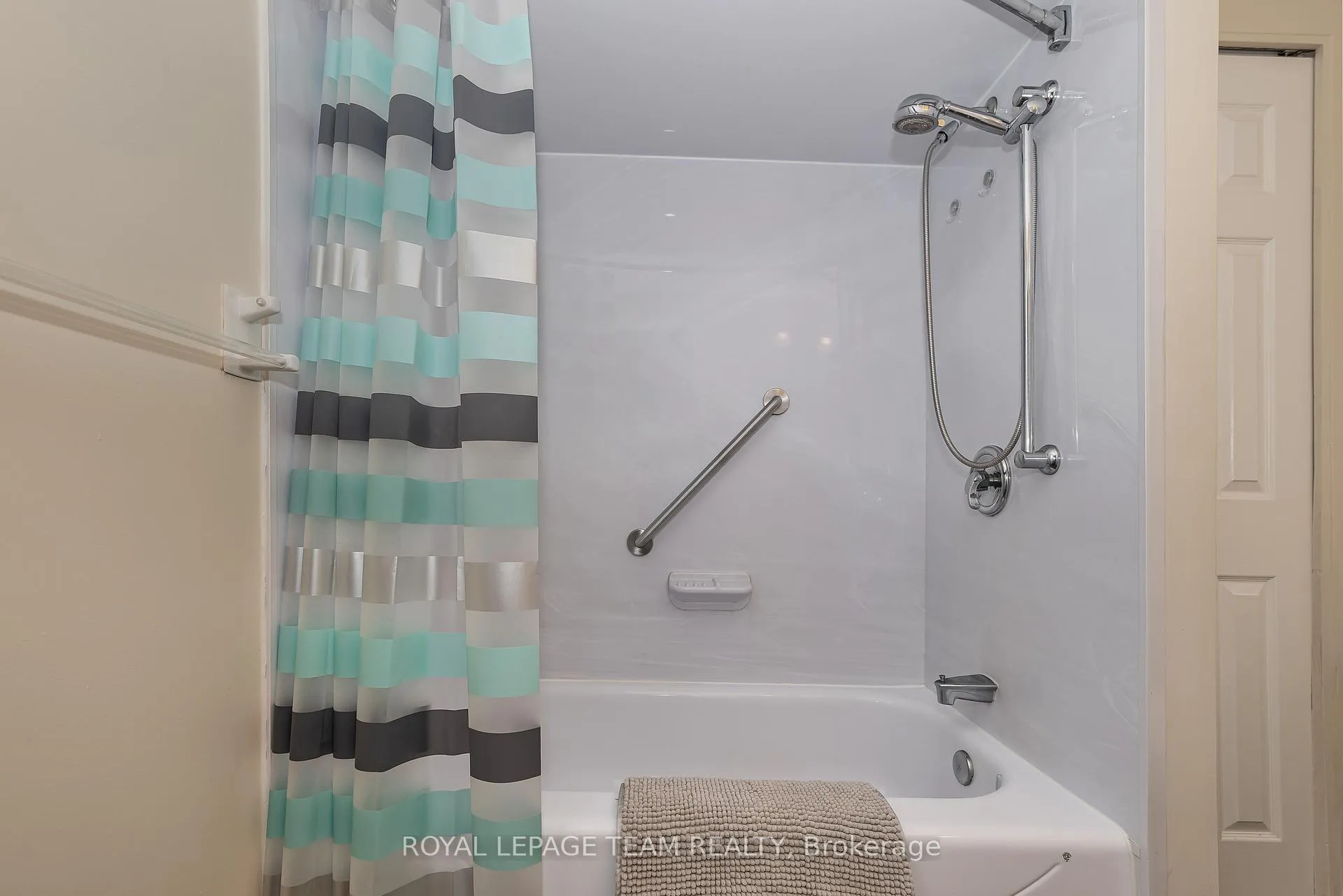 Photo 26 of Unit 200, 260 Brittany Drive, Ottawa, Viscount Alexander Park — HOMEH