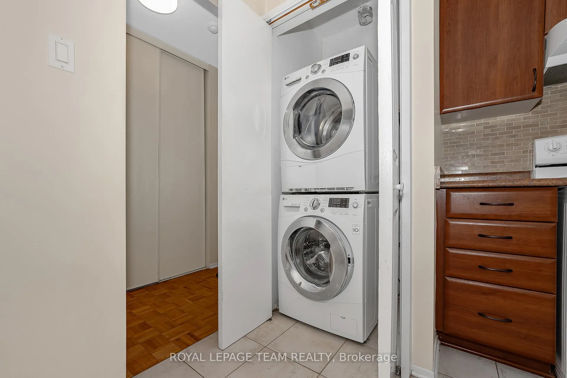 Photo 27 of Unit 200, 260 Brittany Drive, Ottawa, Viscount Alexander Park — HOMEH