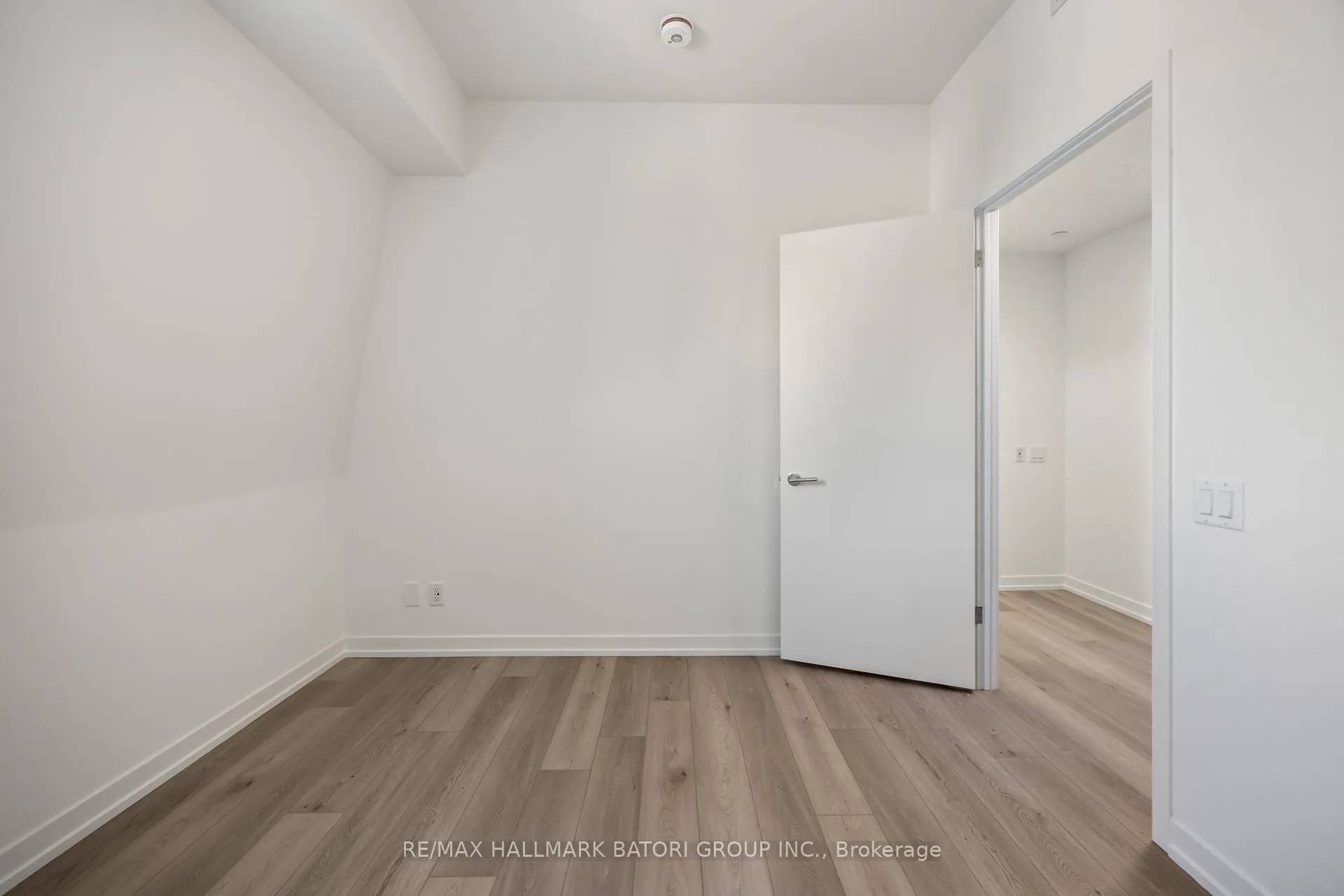 Photo 10 of Unit 405, 863 St. Clair Avenue W, Toronto, Wychwood — HOMEH