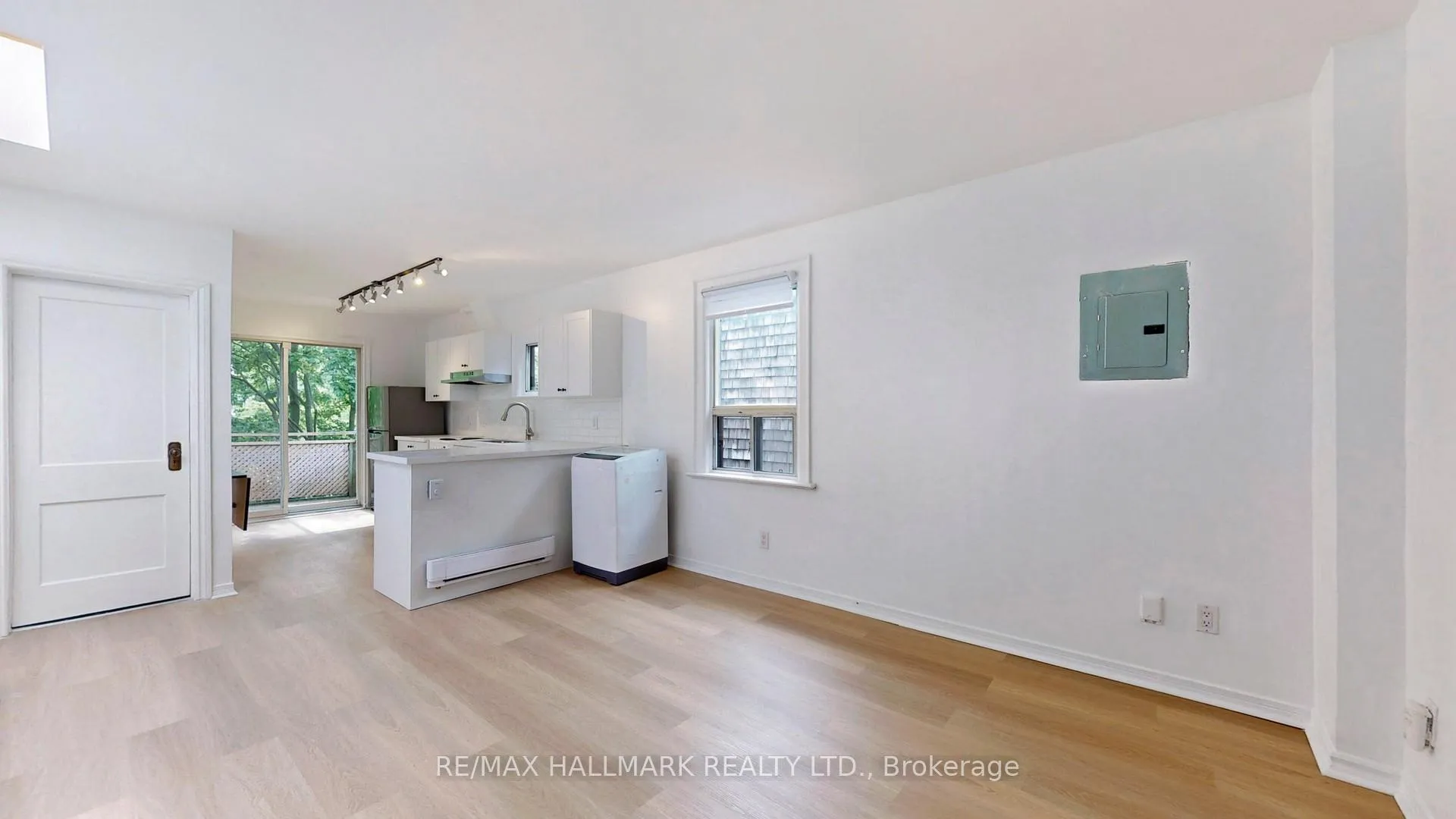 Photo 3 of Unit Upper, 215 Kingston Road, Toronto, The Beaches — HOMEH