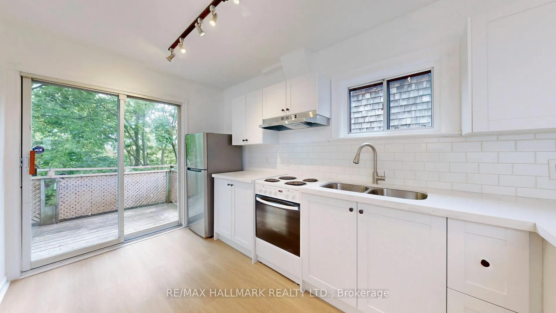 Photo 4 of Unit Upper, 215 Kingston Road, Toronto, The Beaches — HOMEH