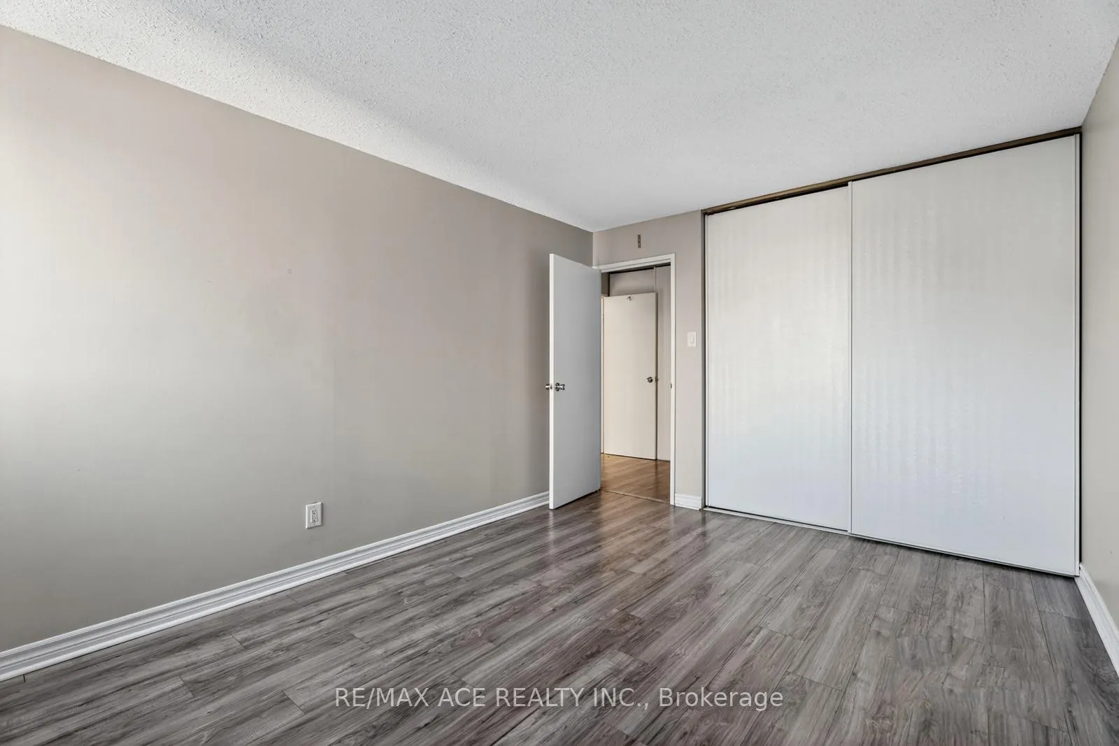 Photo 19 of Unit 915, 1505 Baseline Road, Ottawa, Copeland Park — HOMEH