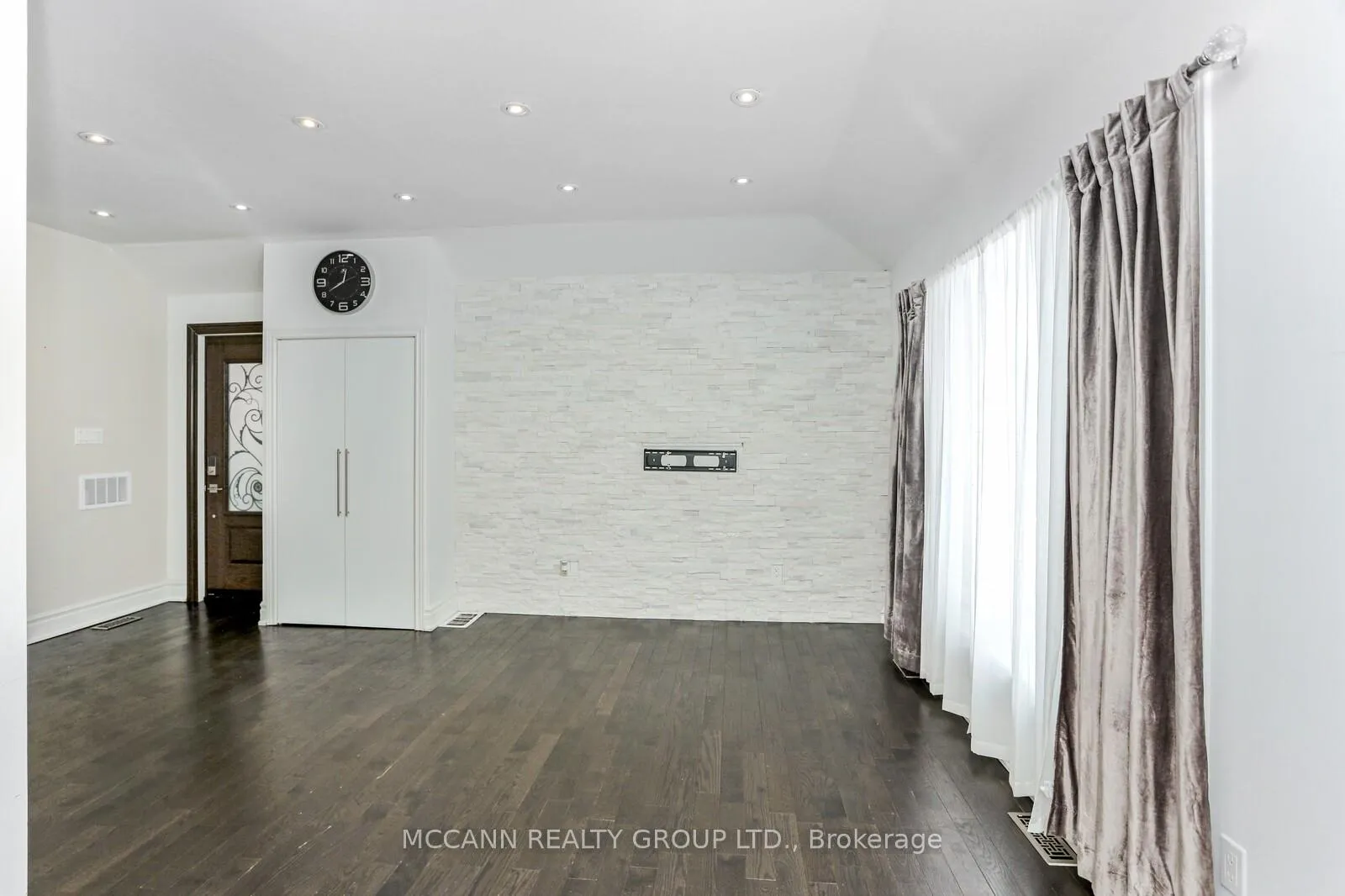 Photo 13 of Unit Aurora, 81 Aurora Heights Drive, Aurora, Aurora Heights — HOMEH