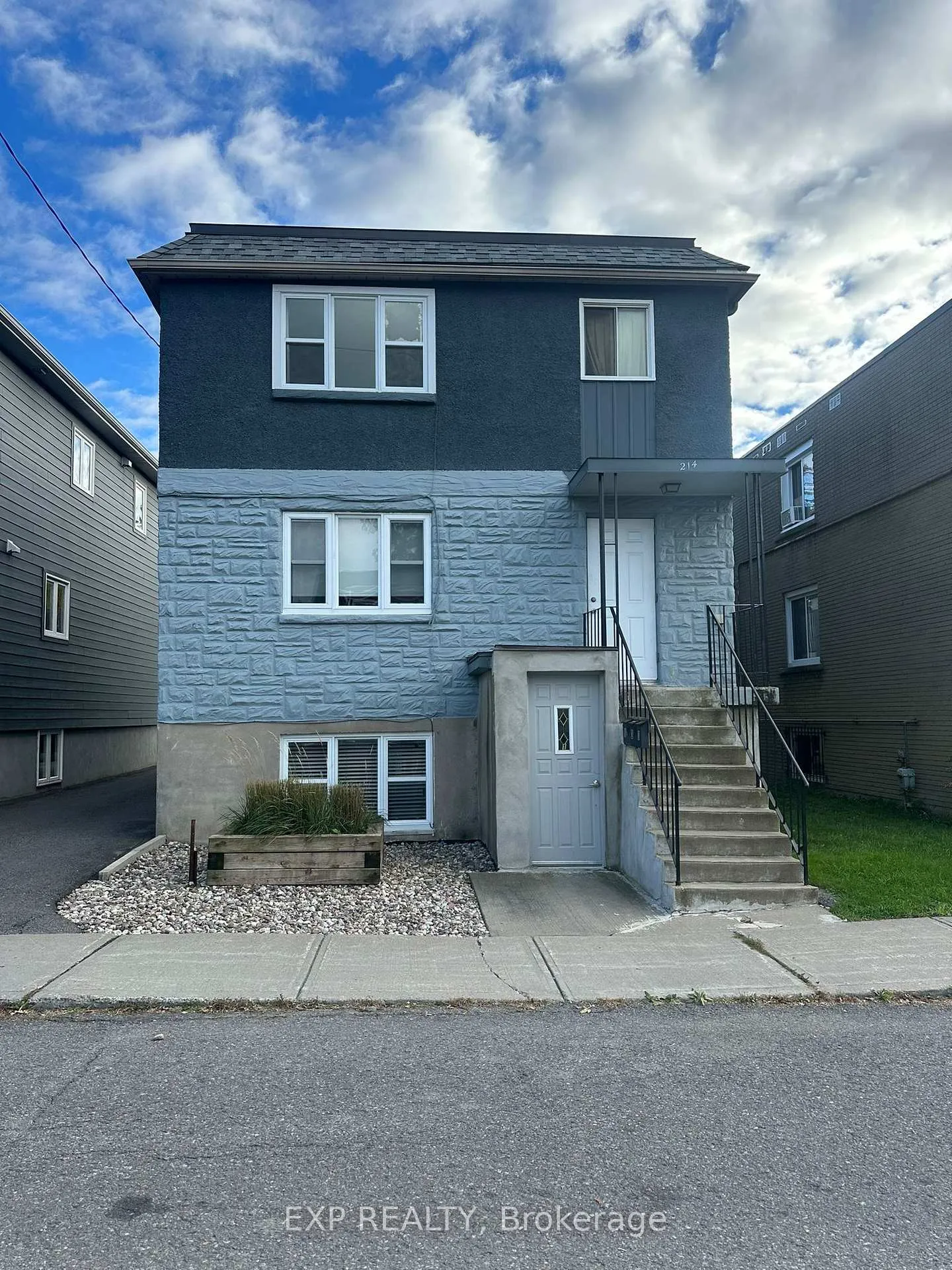 Photo 2 of 214 Carillon Street, Ottawa, Vanier — HOMEH