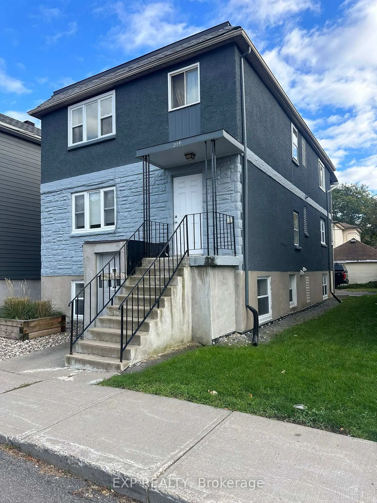 Photo 3 of 214 Carillon Street, Ottawa, Vanier — HOMEH