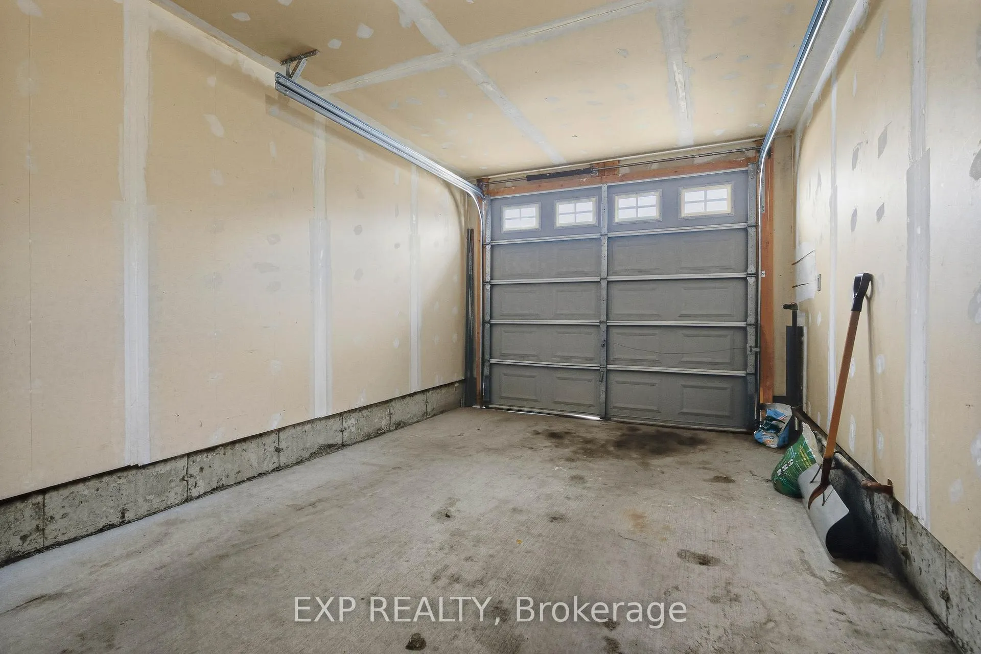 Photo 5 of 705 Regiment Avenue, Ottawa, Kanata - Emerald Meadows/Trailwest — HOMEH