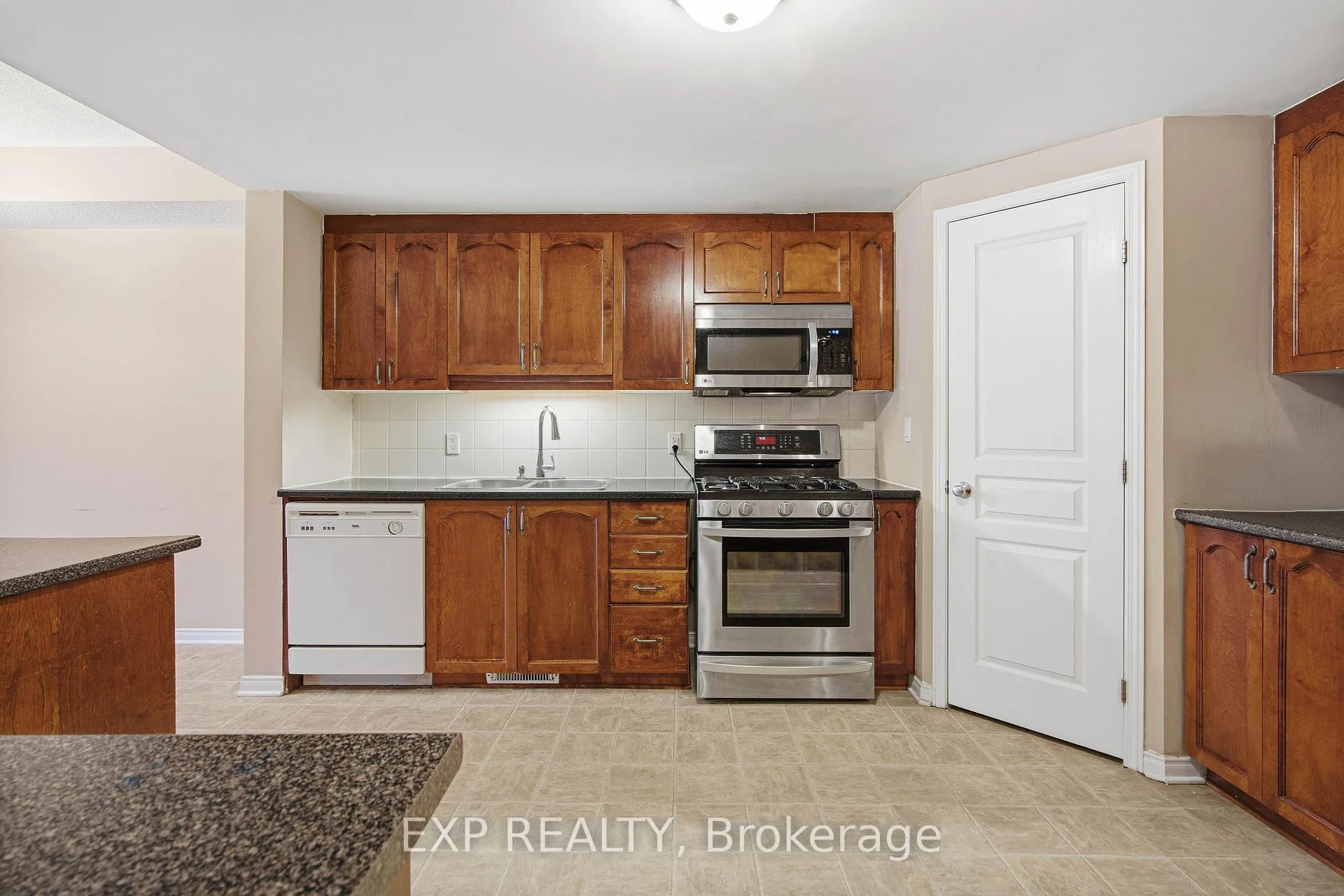 Photo 7 of 705 Regiment Avenue, Ottawa, Kanata - Emerald Meadows/Trailwest — HOMEH