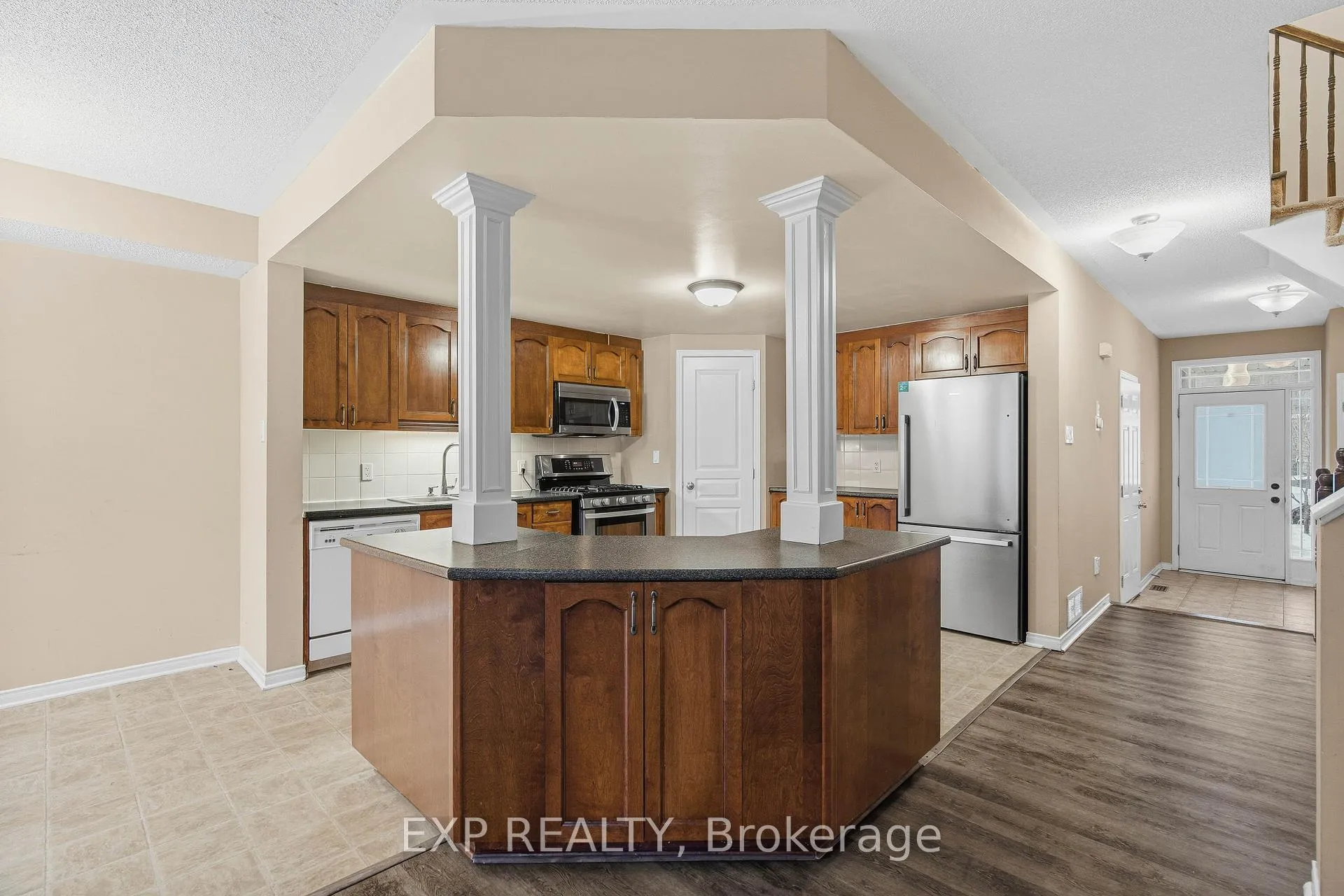 Photo 8 of 705 Regiment Avenue, Ottawa, Kanata - Emerald Meadows/Trailwest — HOMEH