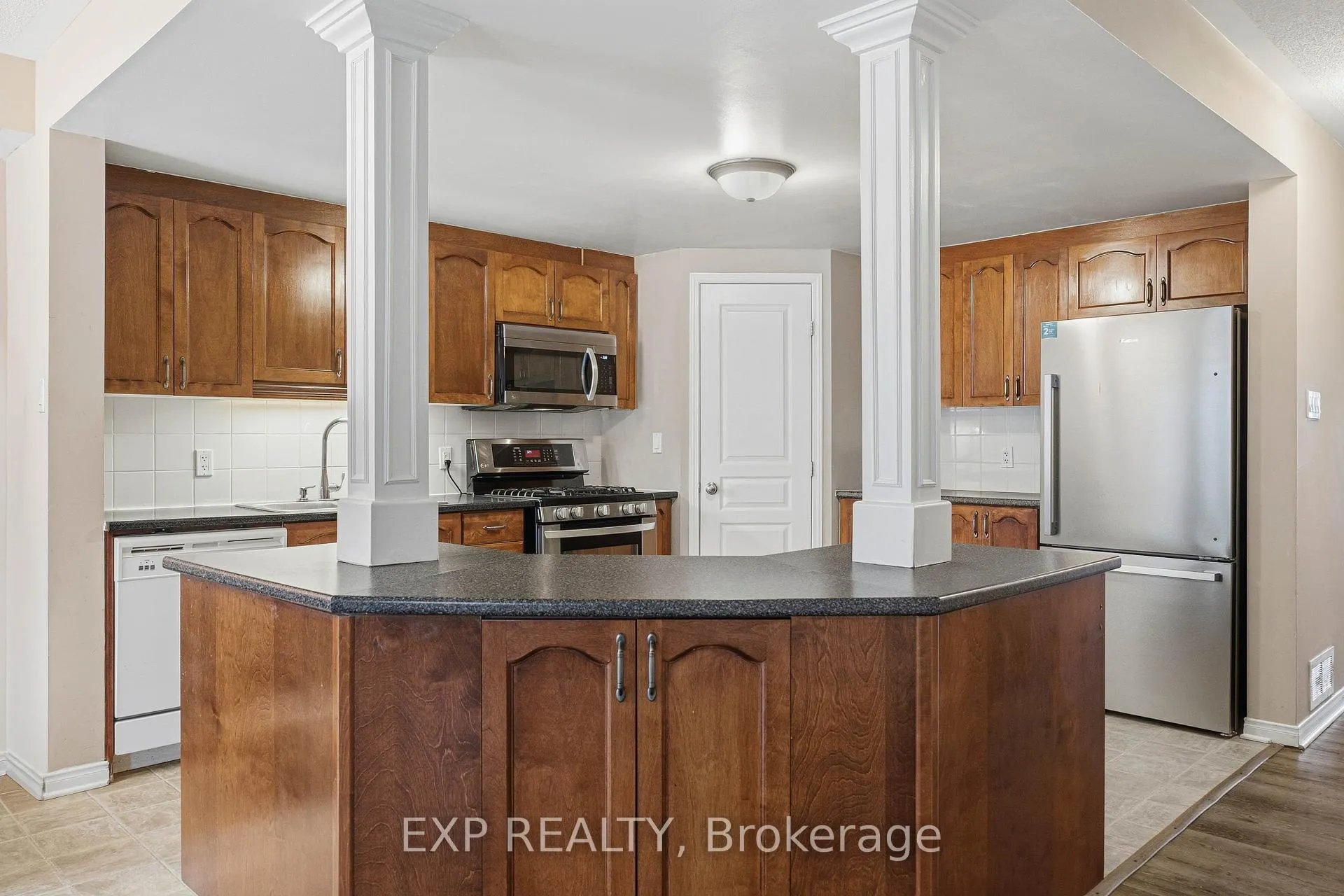 Photo 9 of 705 Regiment Avenue, Ottawa, Kanata - Emerald Meadows/Trailwest — HOMEH