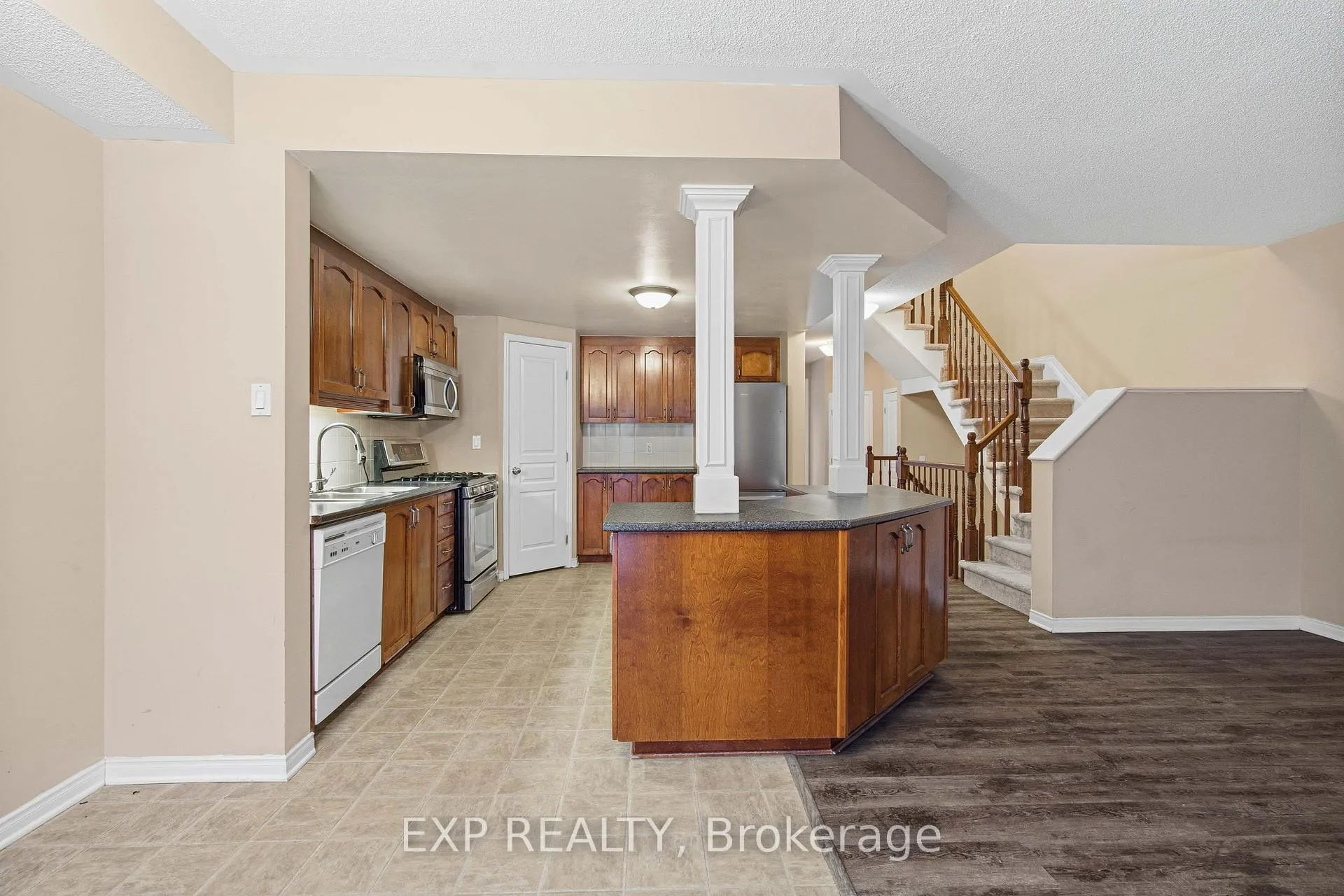 Photo 10 of 705 Regiment Avenue, Ottawa, Kanata - Emerald Meadows/Trailwest — HOMEH