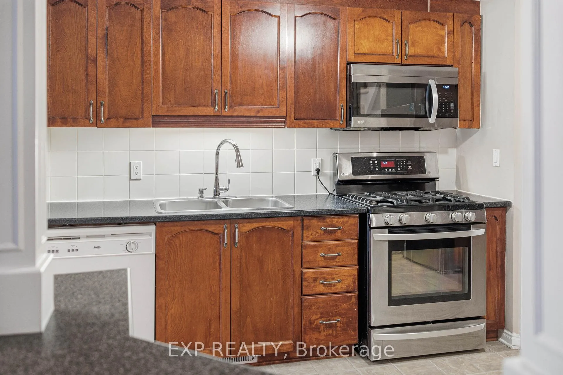 Photo 13 of 705 Regiment Avenue, Ottawa, Kanata - Emerald Meadows/Trailwest — HOMEH