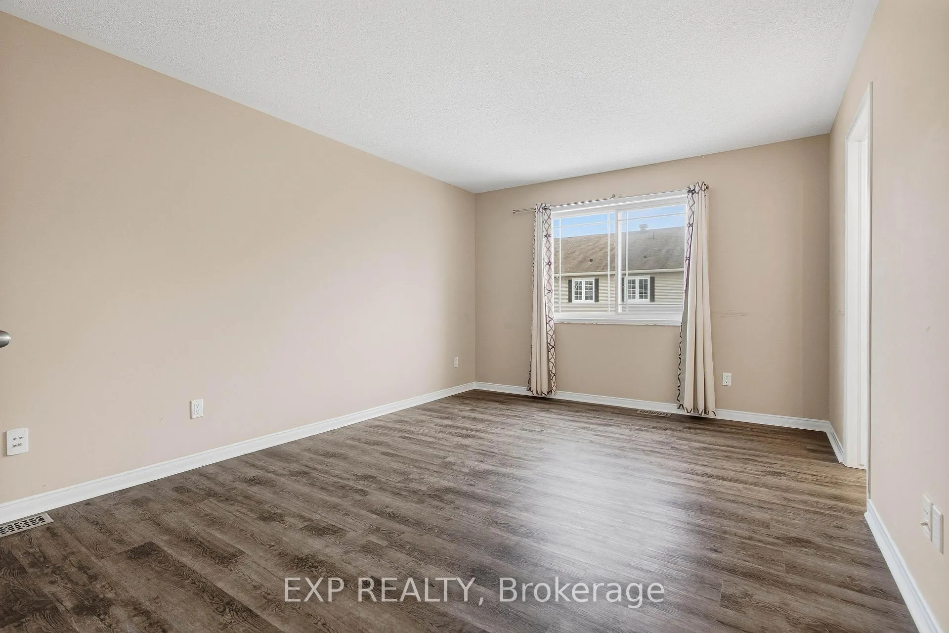 Photo 20 of 705 Regiment Avenue, Ottawa, Kanata - Emerald Meadows/Trailwest — HOMEH