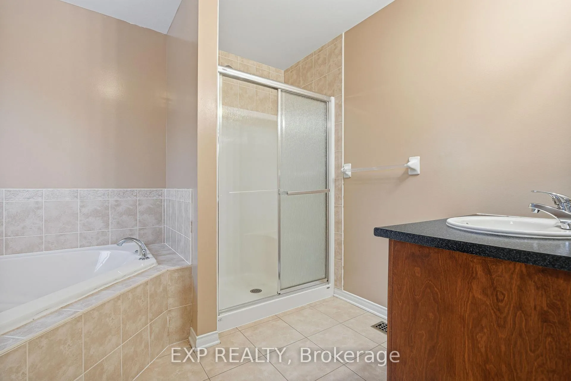 Photo 23 of 705 Regiment Avenue, Ottawa, Kanata - Emerald Meadows/Trailwest — HOMEH