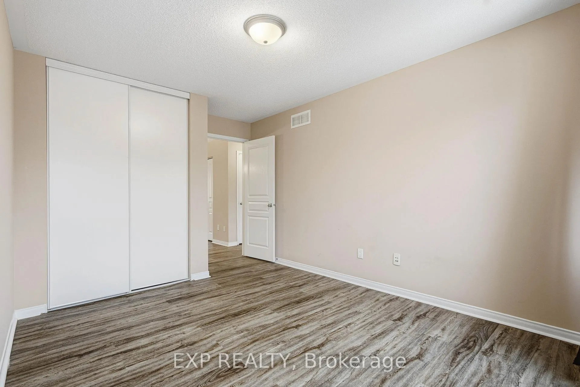 Photo 29 of 705 Regiment Avenue, Ottawa, Kanata - Emerald Meadows/Trailwest — HOMEH