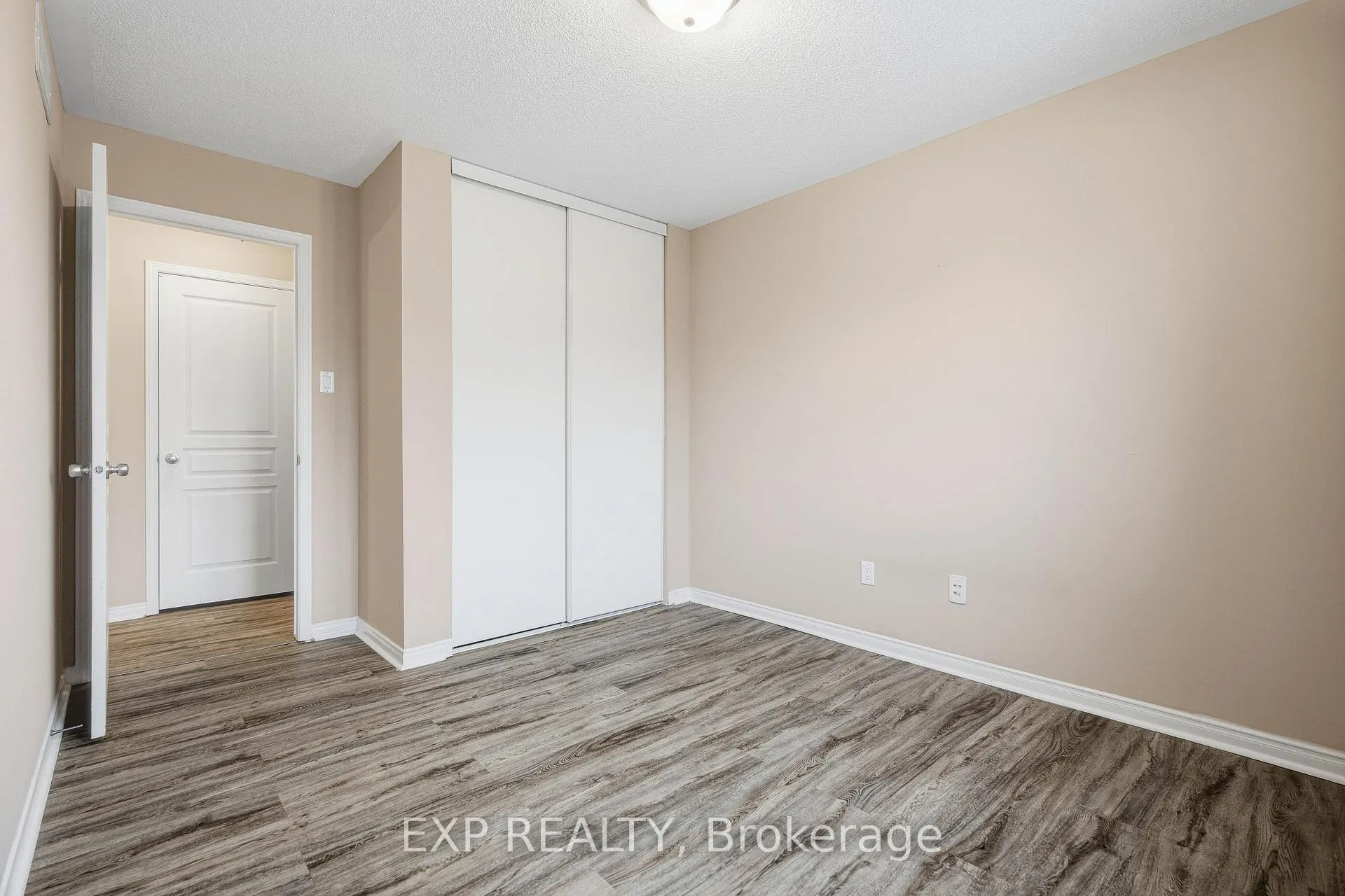 Photo 32 of 705 Regiment Avenue, Ottawa, Kanata - Emerald Meadows/Trailwest — HOMEH