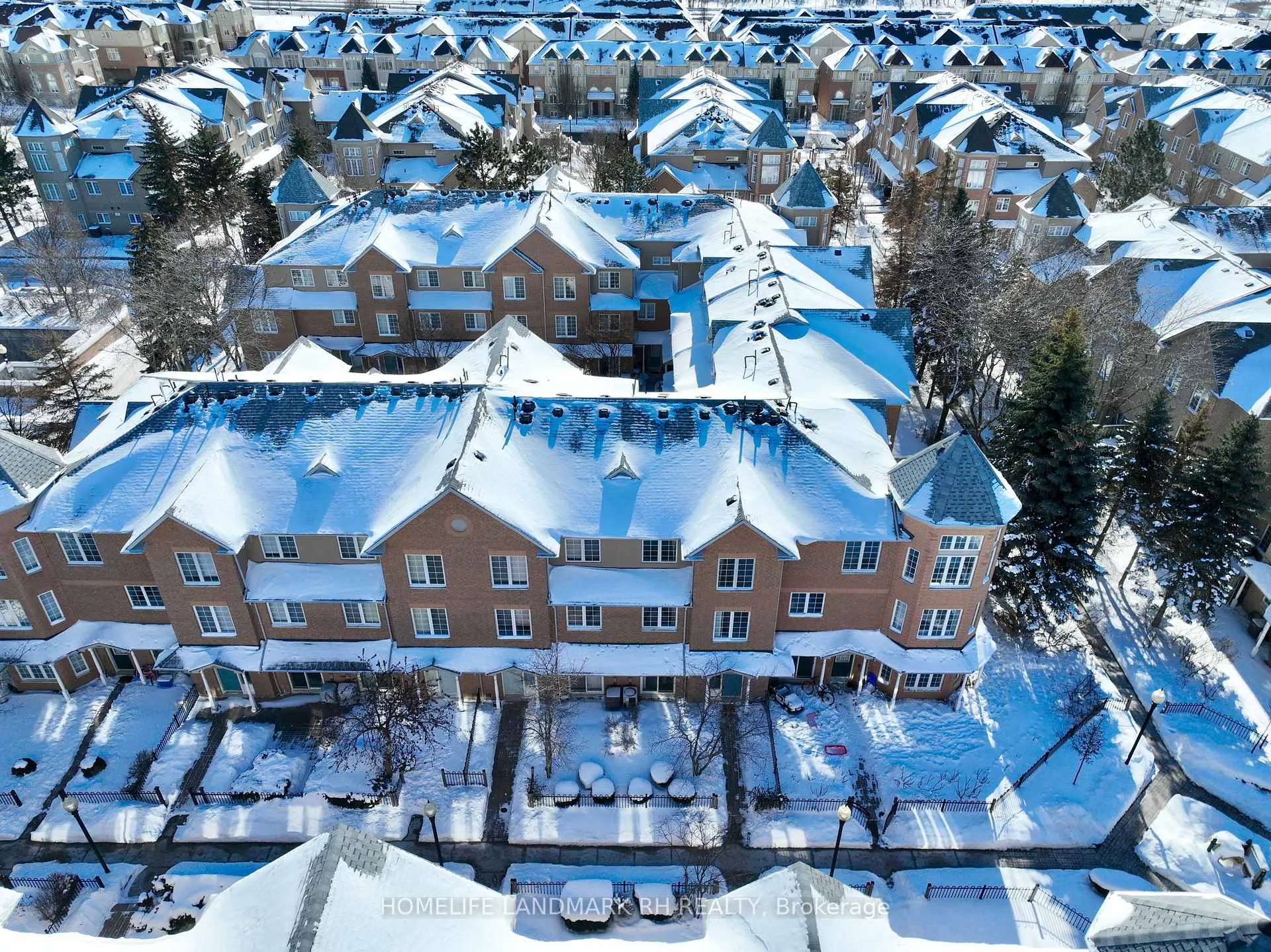 Photo 2 of Unit 25, 2 Alpen Way, Markham, Unionville — HOMEH