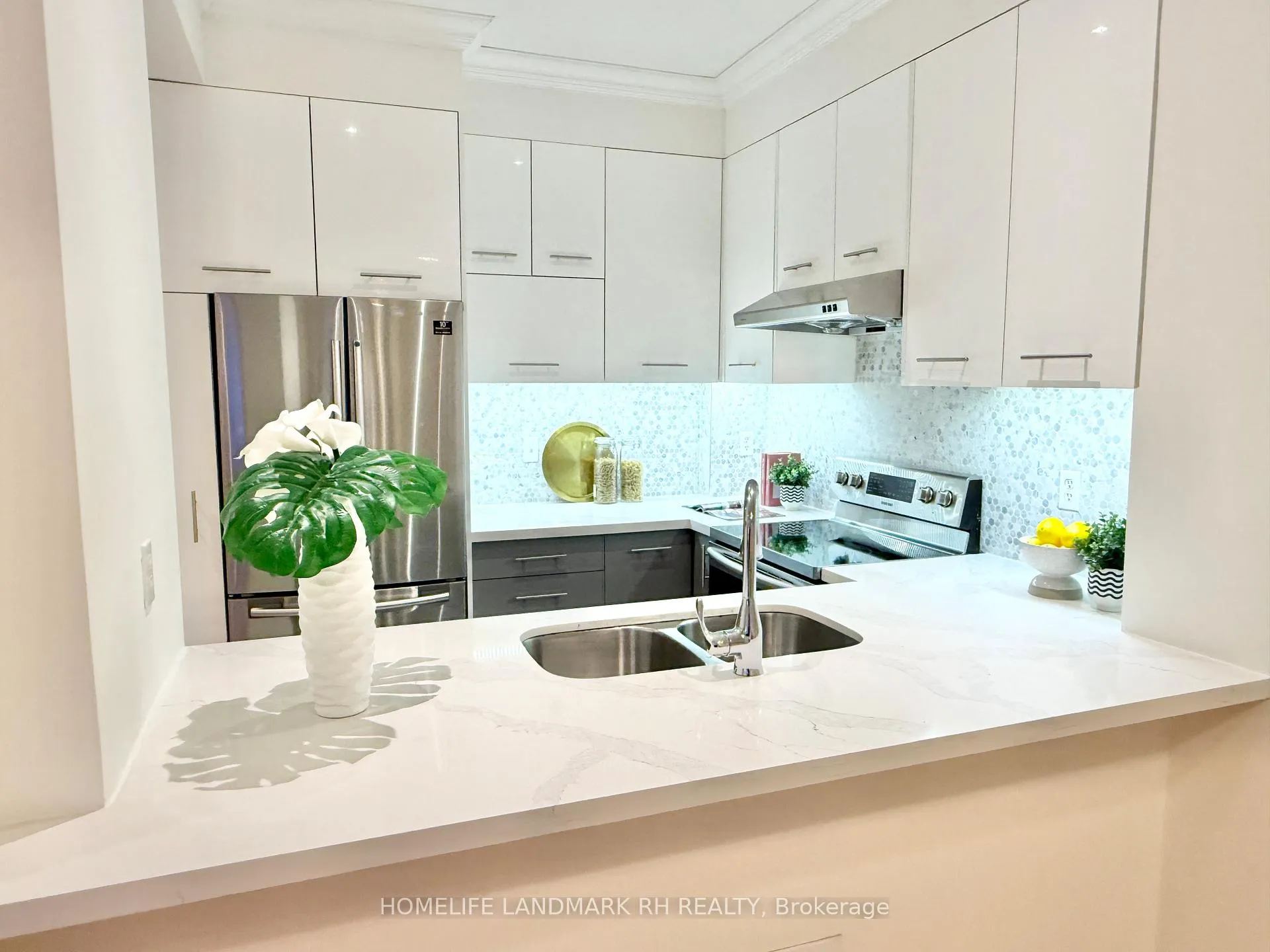 Photo 6 of Unit 25, 2 Alpen Way, Markham, Unionville — HOMEH