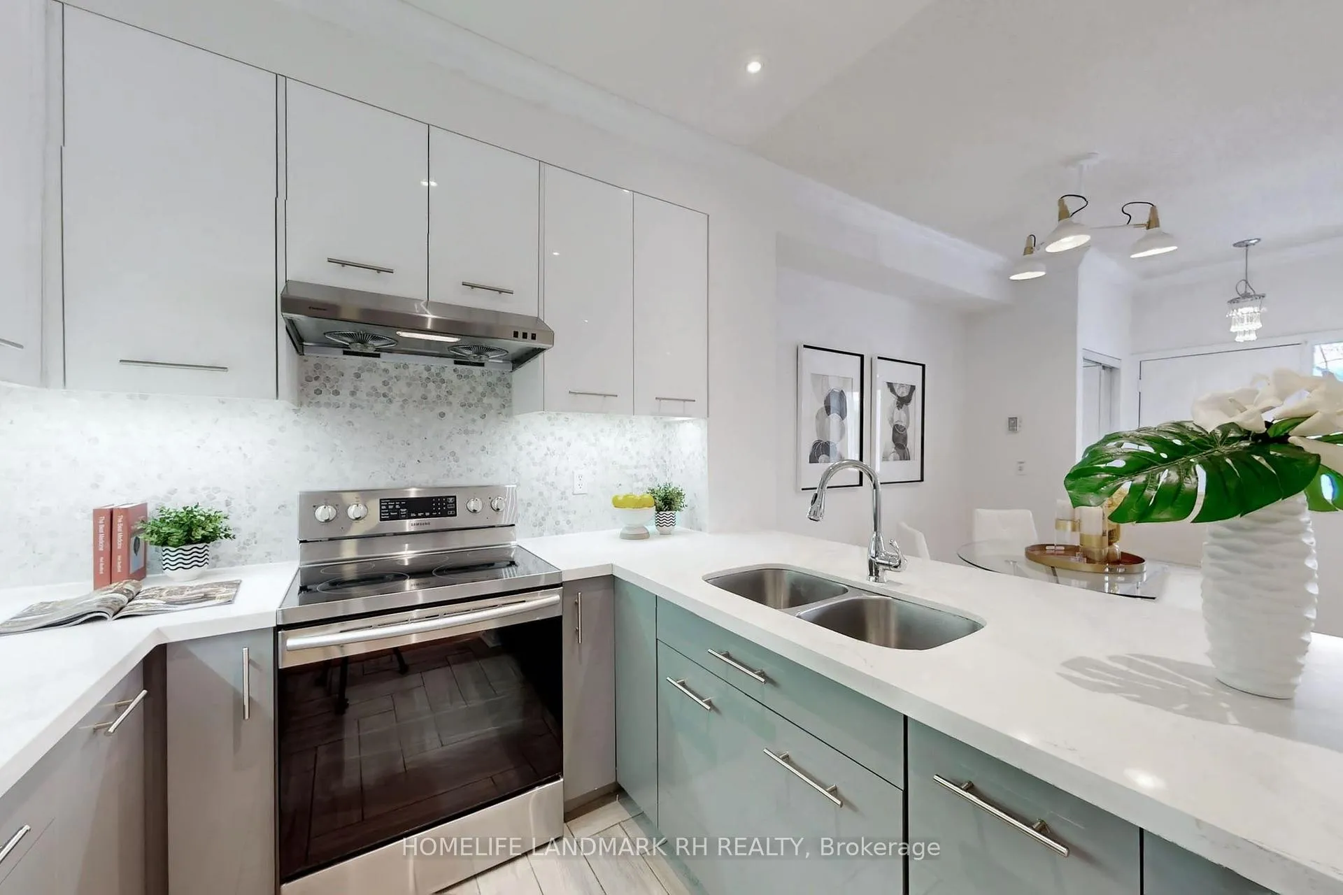 Photo 7 of Unit 25, 2 Alpen Way, Markham, Unionville — HOMEH