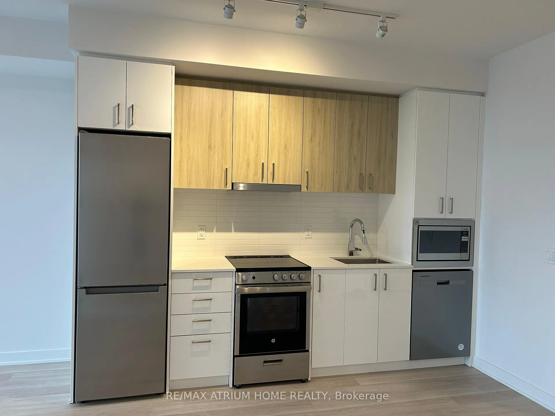 Photo 2 of Unit 1611, 30 Upper Mall Way, Vaughan, Brownridge — HOMEH