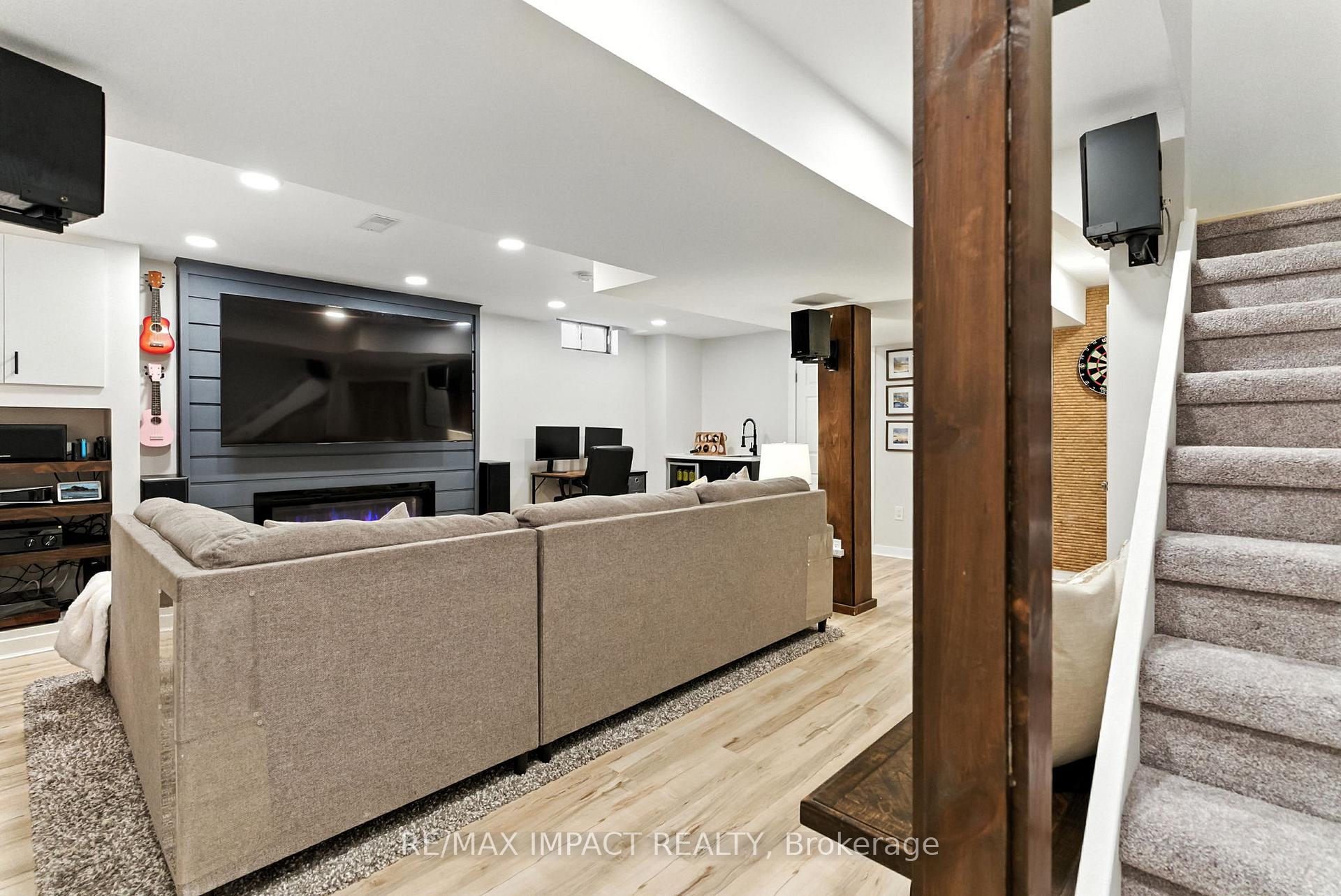 Photo 4 of 9 Granville Drive, Clarington, Courtice — HOMEH