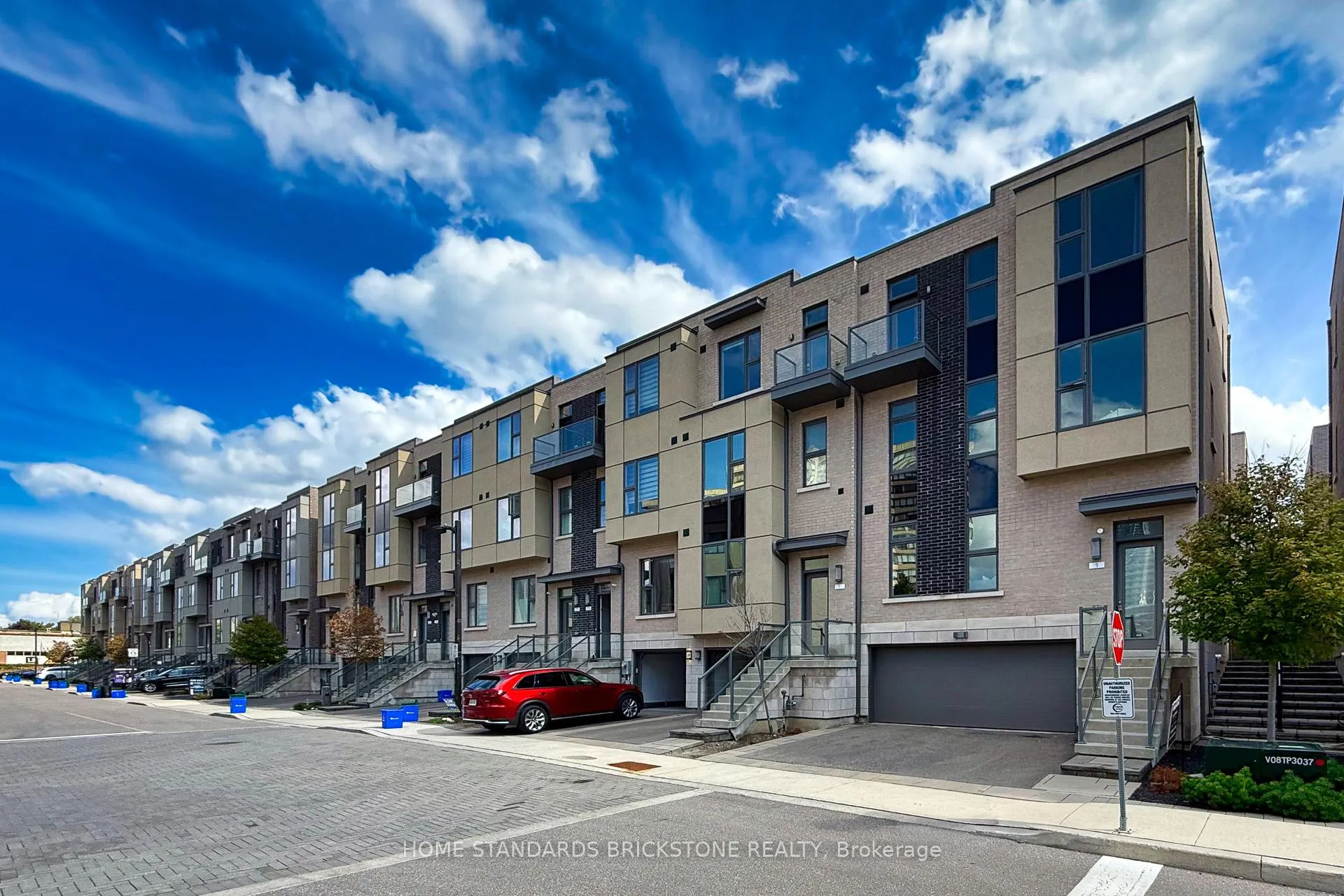 Photo 2 of 5 Smallwood Circle, Vaughan, Brownridge — HOMEH