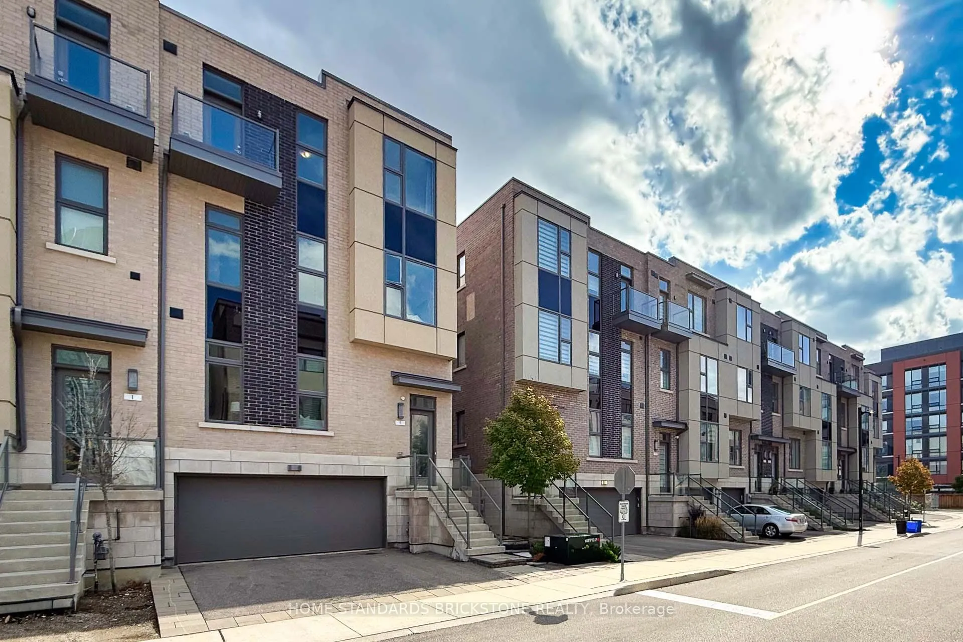 Photo 3 of 5 Smallwood Circle, Vaughan, Brownridge — HOMEH
