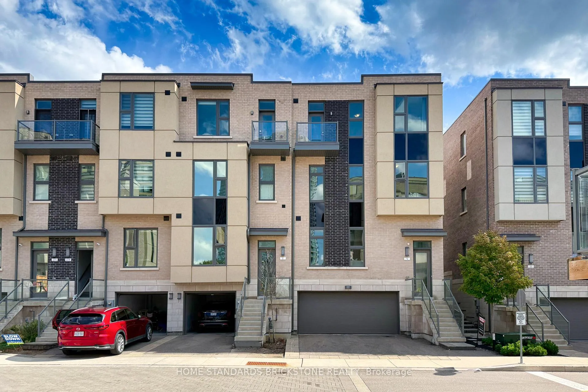 Photo 4 of 5 Smallwood Circle, Vaughan, Brownridge — HOMEH